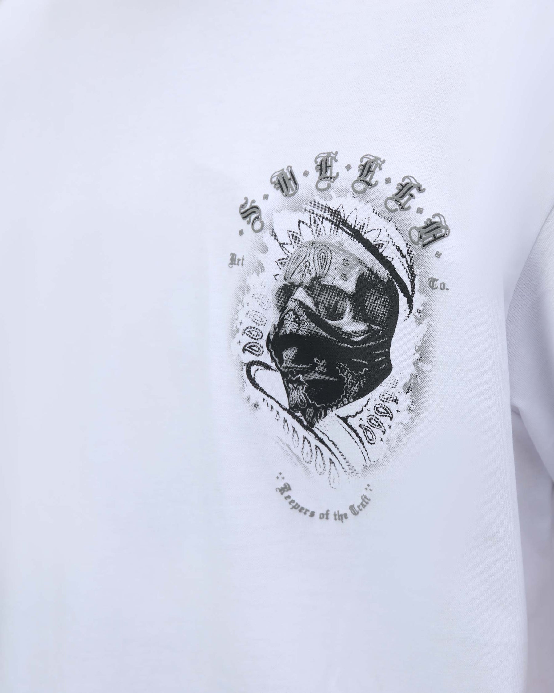 Camiseta con estampado de bandana de calavera negra y texto gótico
