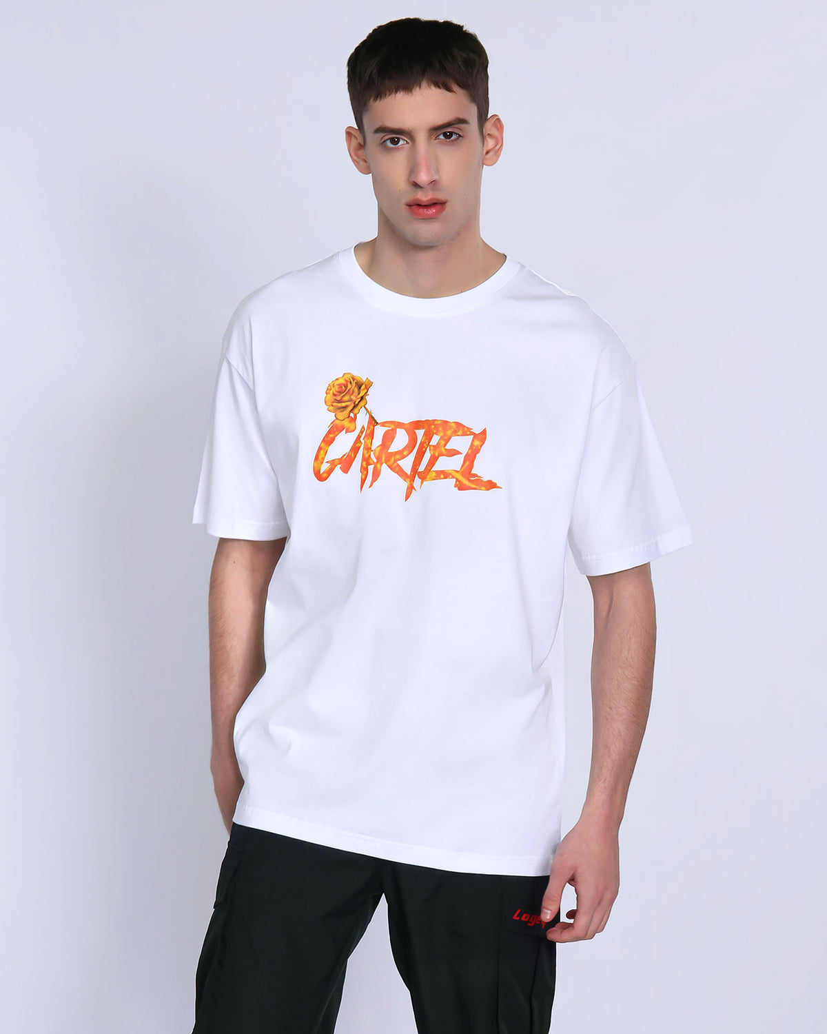 Camiseta gráfica 100 % algodón con estampado de pistola naranja, rosa espinosa y texto desgastado