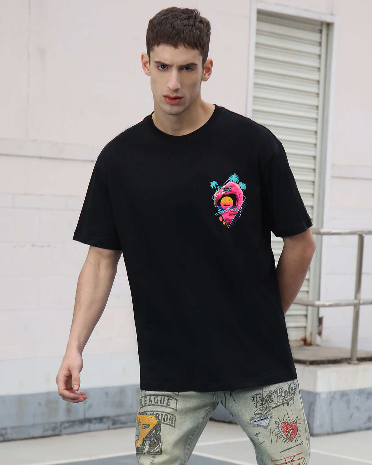 Flamencos rosas, palmeras y camisetas gráficas de estilo retro radical