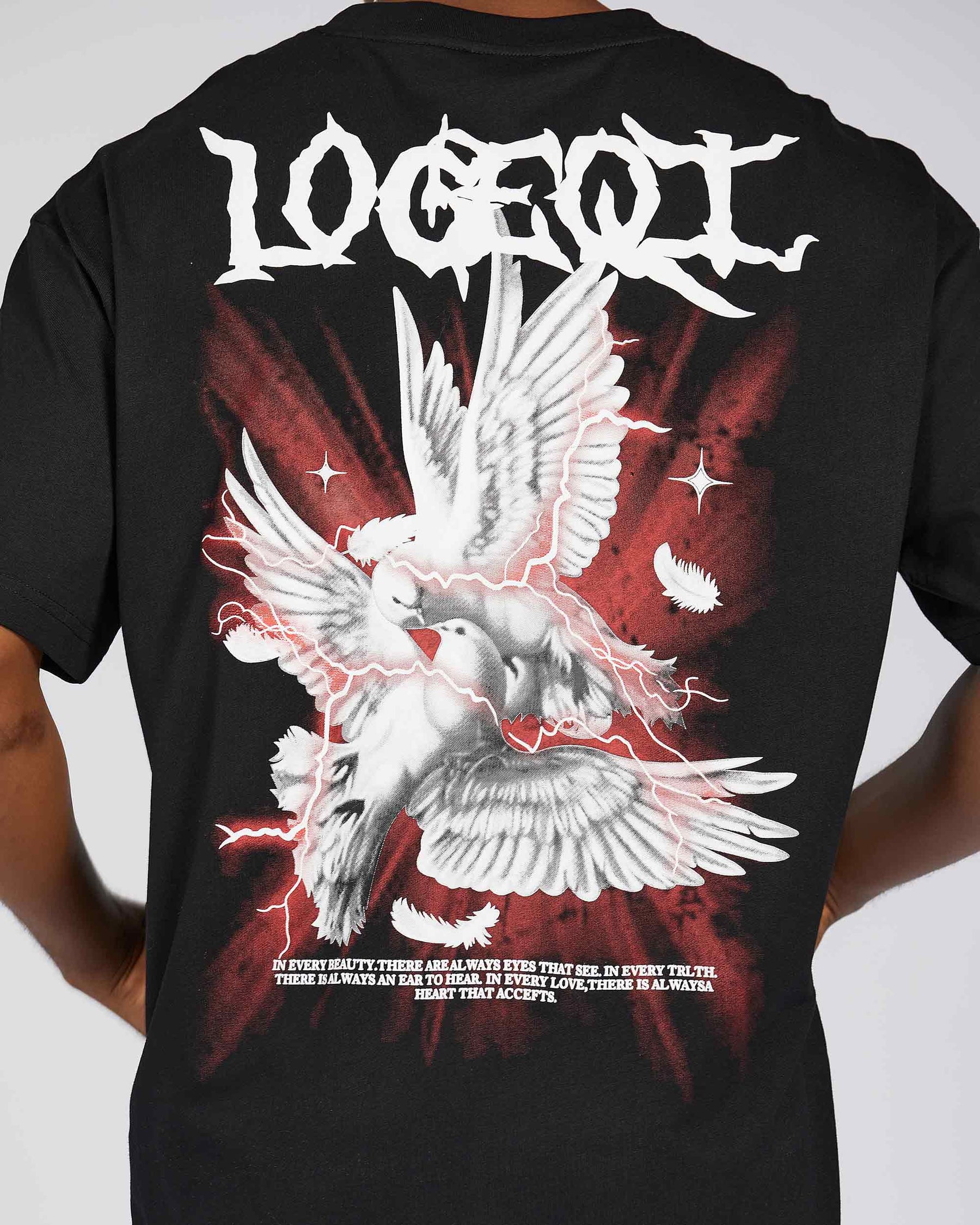 Camisetas gráficas con el logotipo de LOGEQI, palomas blancas, rayos y plumas de estilo gótico.