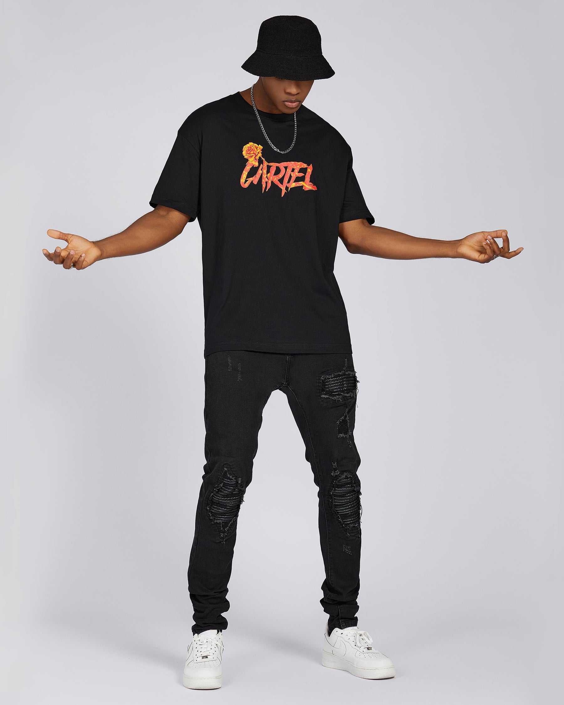 Camiseta gráfica 100 % algodón con estampado de pistola naranja, rosa espinosa y texto desgastado