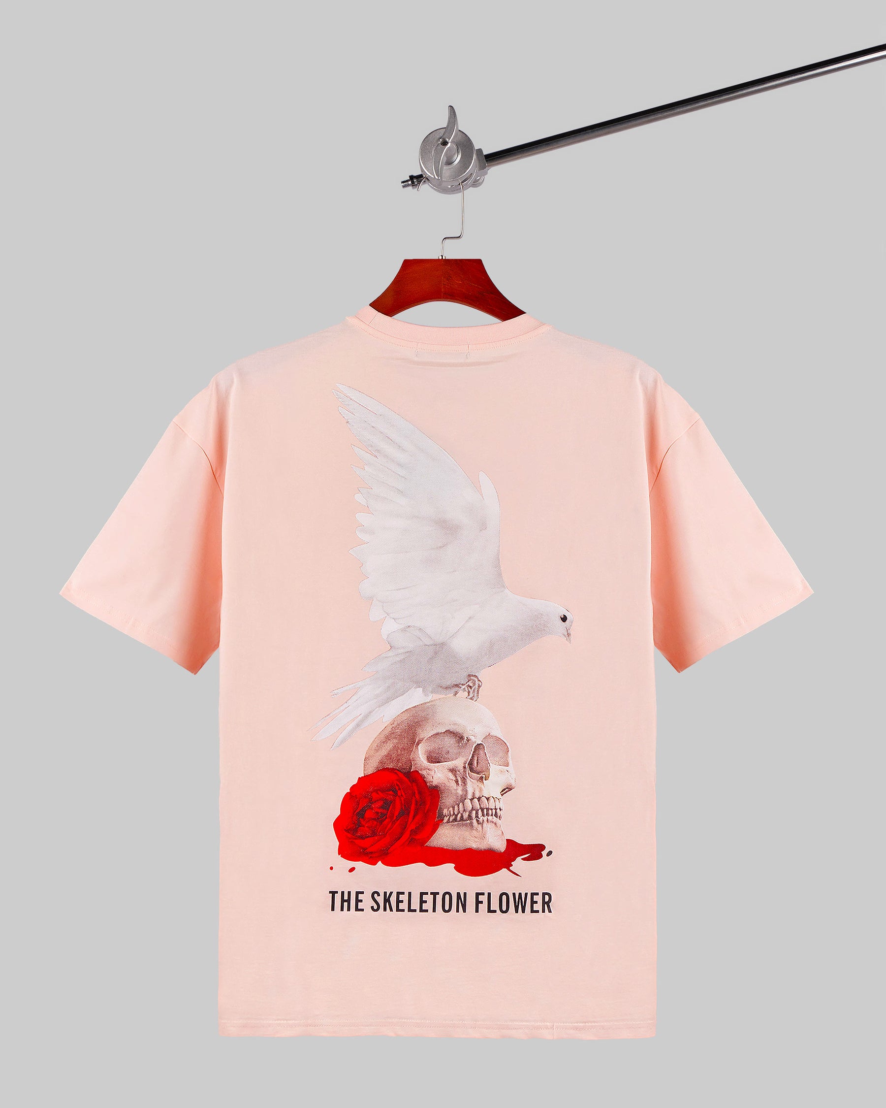 Camiseta con estampado en relieve y gráficos elevados