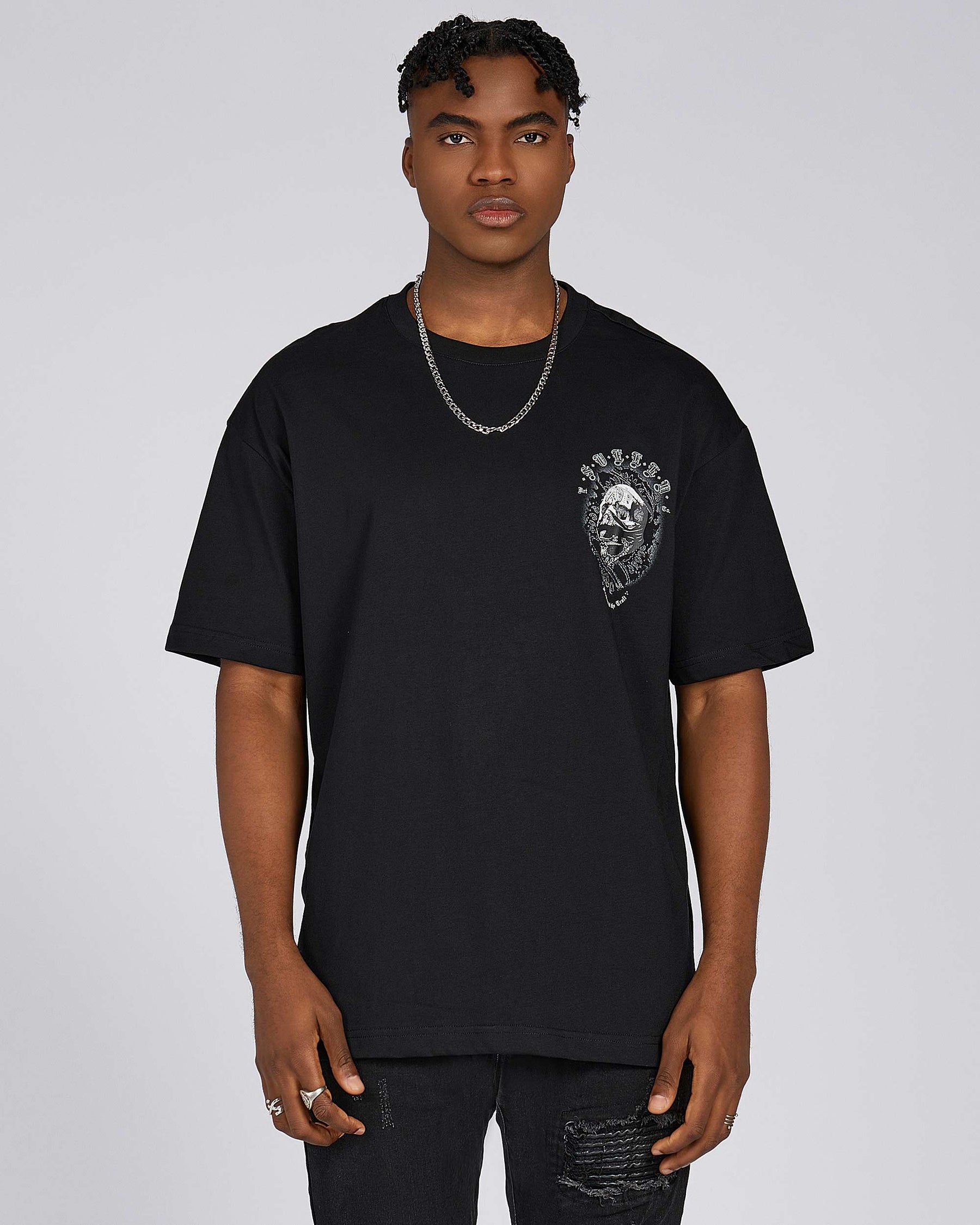 Camiseta con estampado de bandana de calavera negra y texto gótico