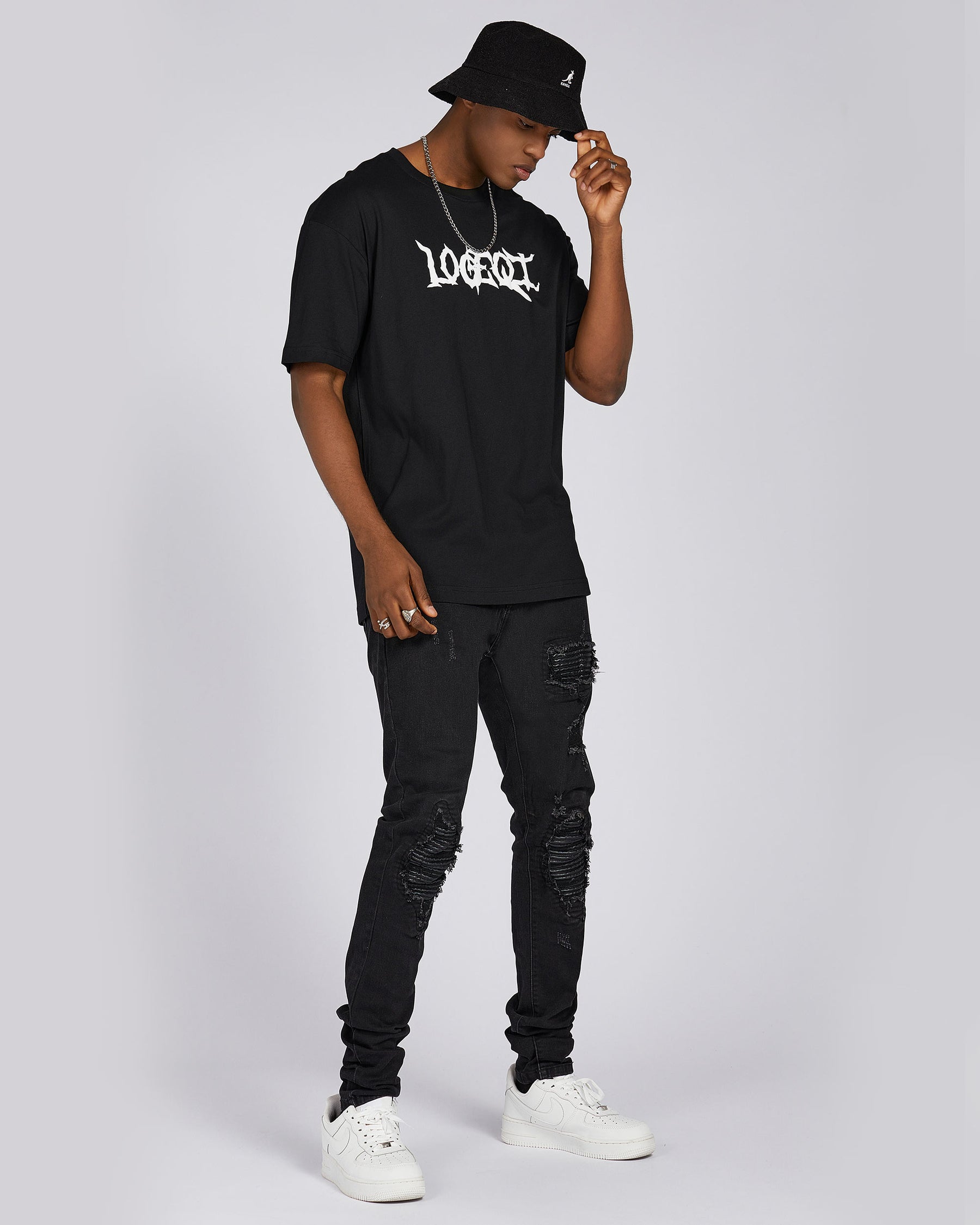 Camisetas gráficas con el logotipo de LOGEQI, palomas blancas, rayos y plumas de estilo gótico.