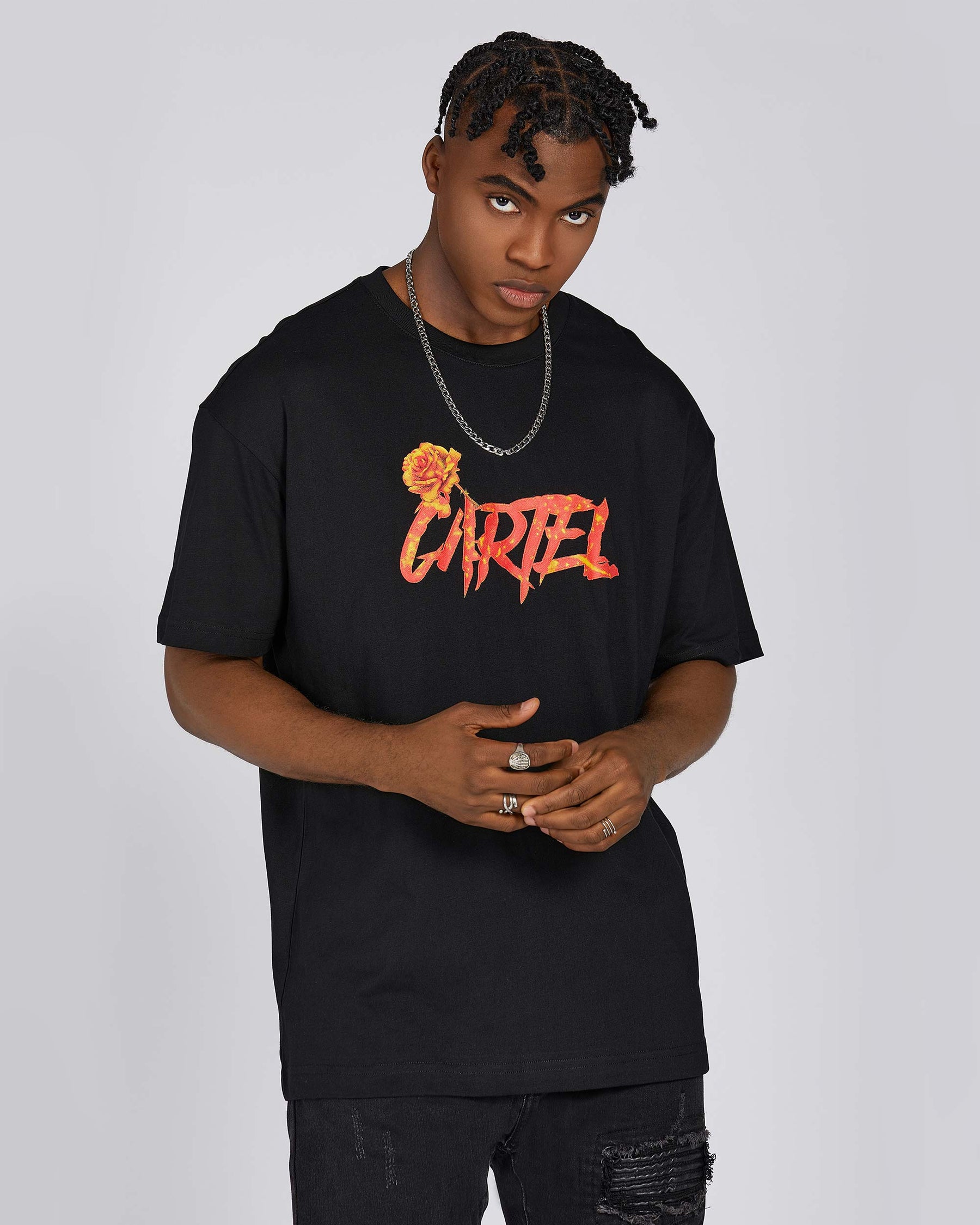 Camiseta gráfica 100 % algodón con estampado de pistola naranja, rosa espinosa y texto desgastado