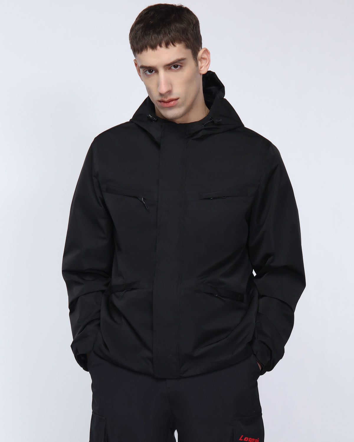 Chaqueta cortavientos urbana con capucha