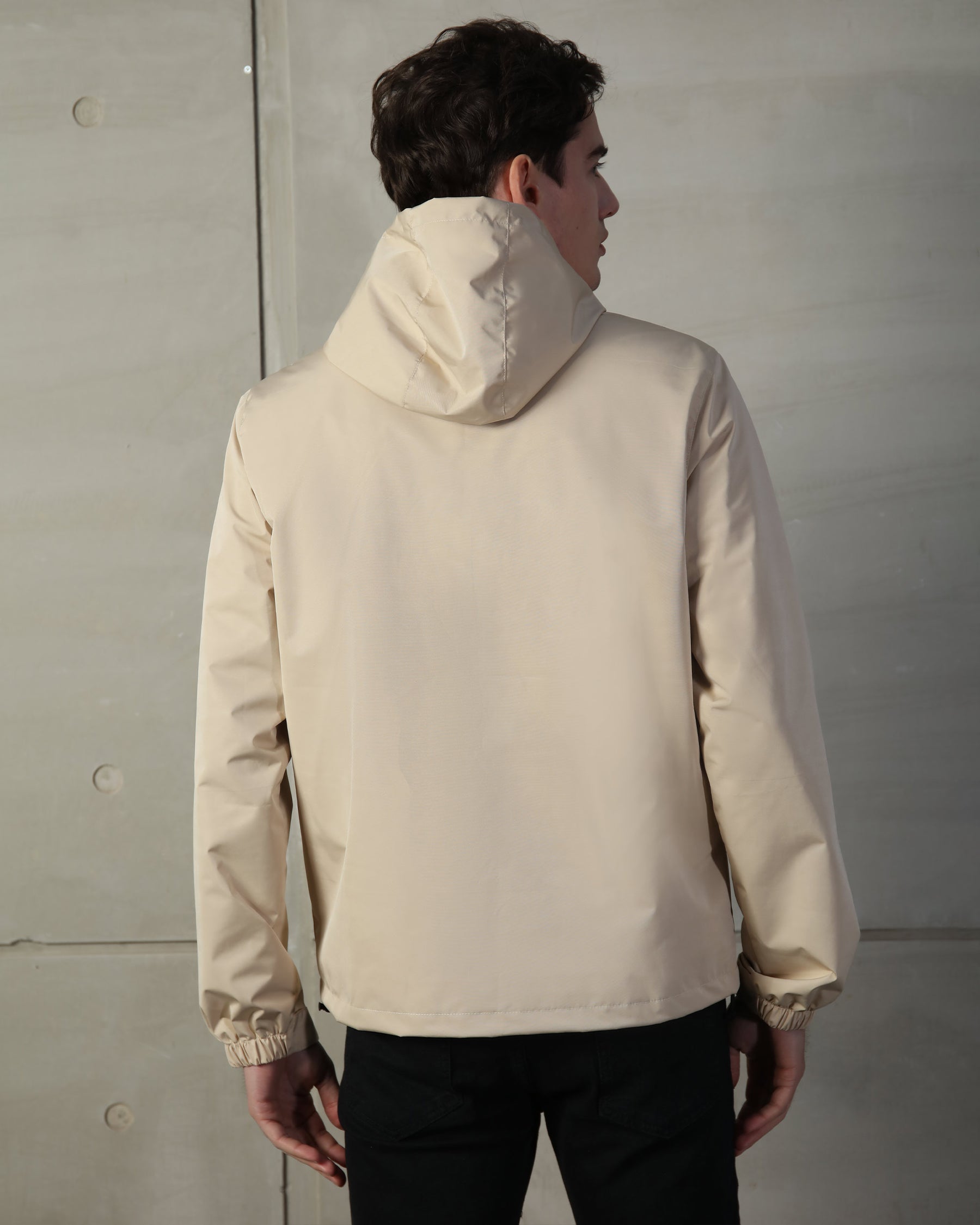 Chaqueta cortavientos urbana con capucha