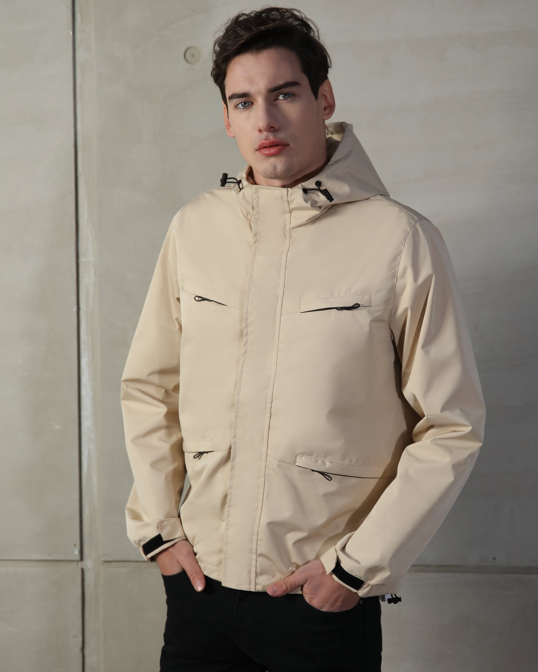 Chaqueta cortavientos urbana con capucha