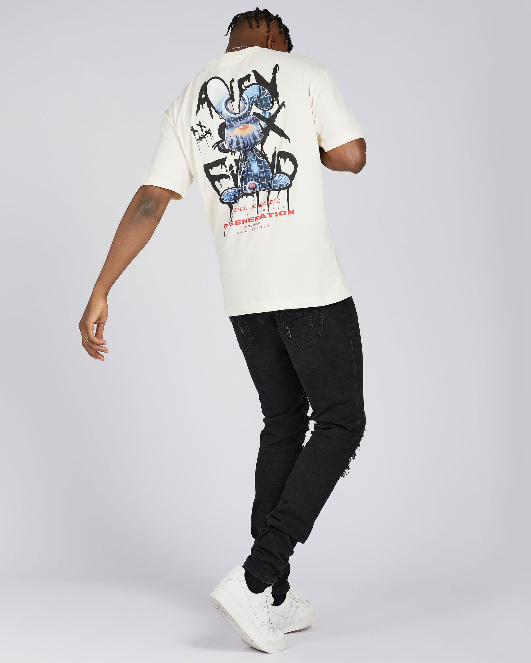 Camiseta gótica urbana con gráfico y texto abstracto de conejito