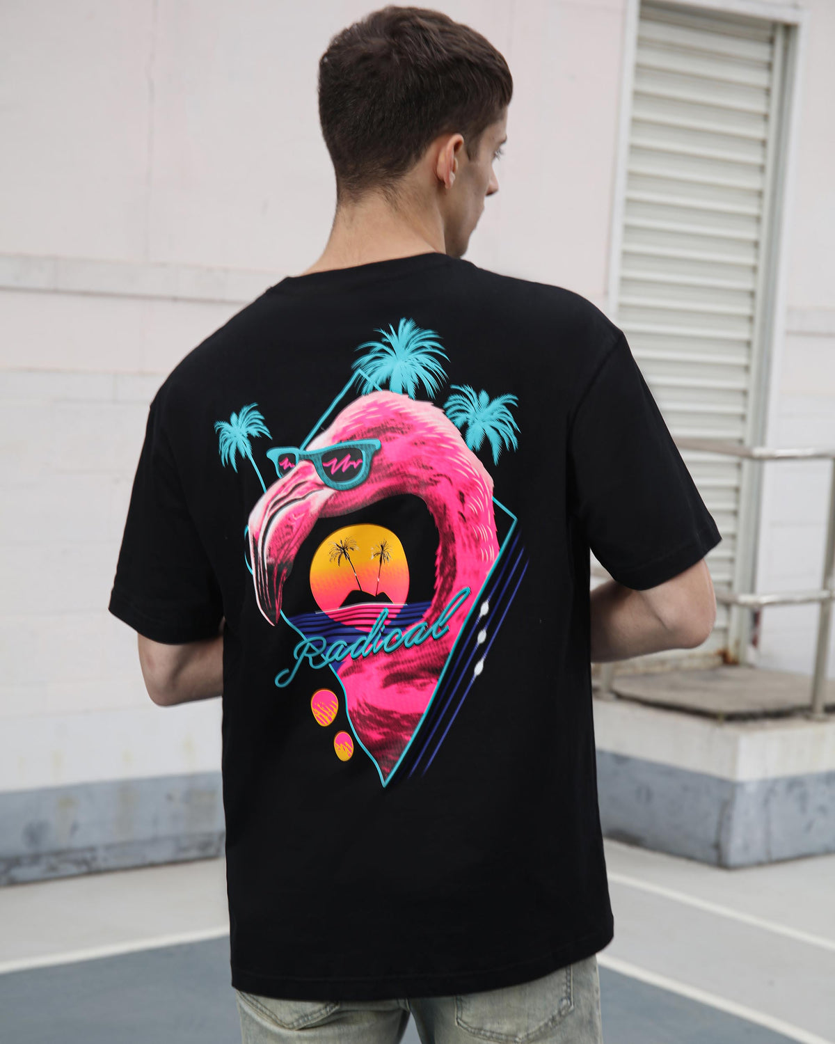 Flamencos rosas, palmeras y camisetas gráficas de estilo retro radical