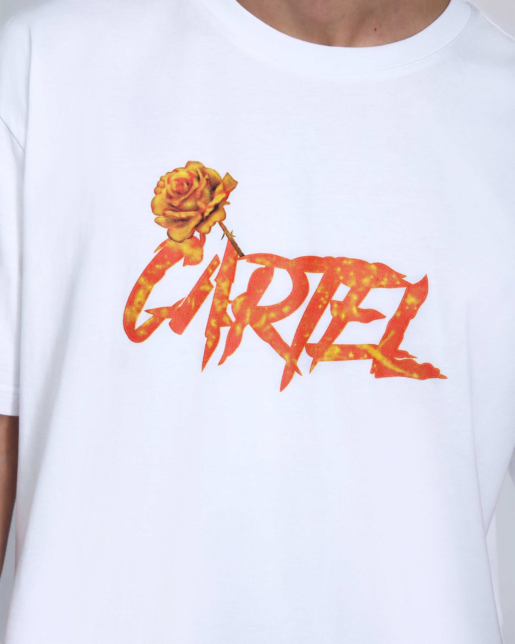 Camiseta gráfica 100 % algodón con estampado de pistola naranja, rosa espinosa y texto desgastado