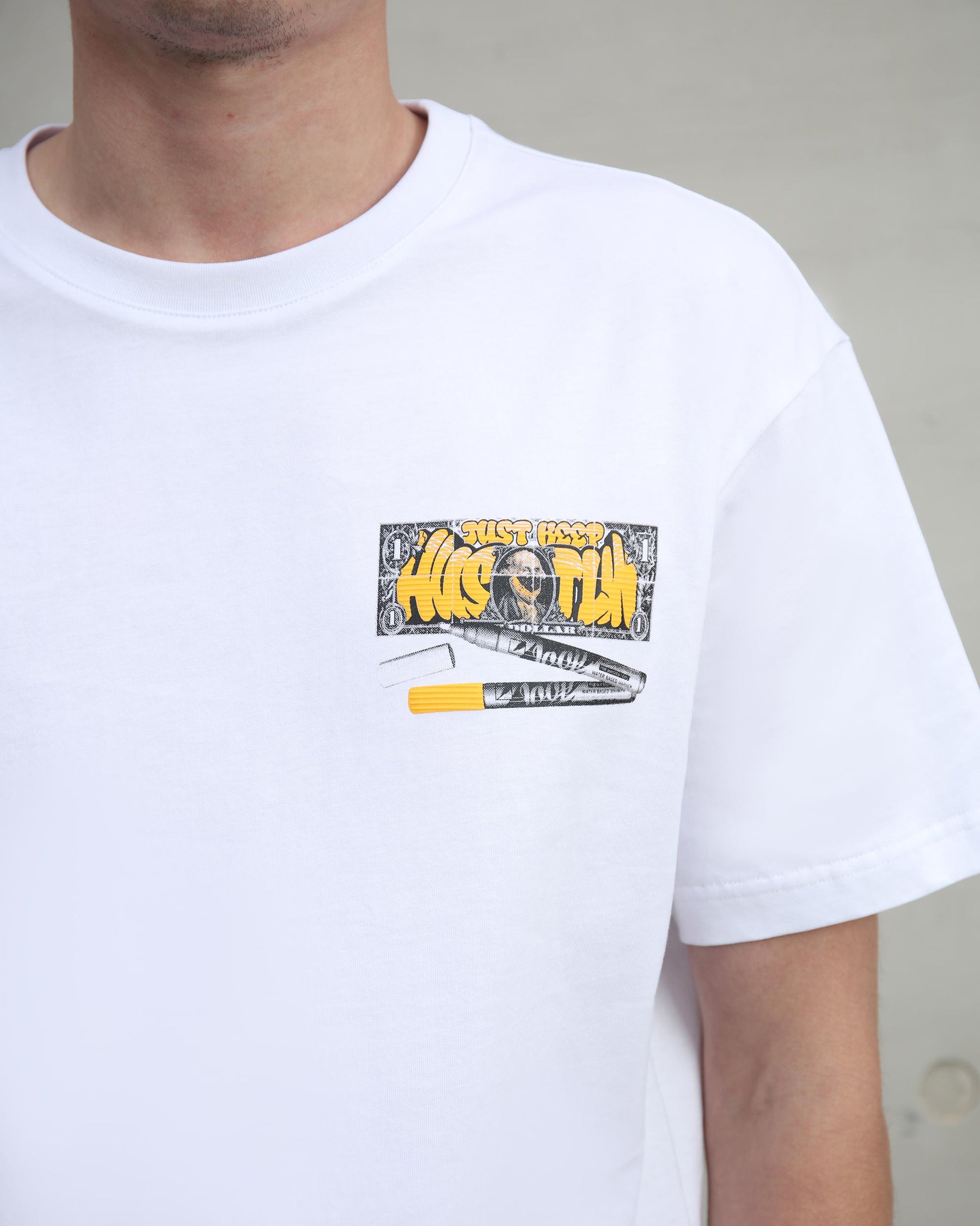 Camiseta con gráfico de billete de dólar y bolígrafo estilo grafiti, y tipografía