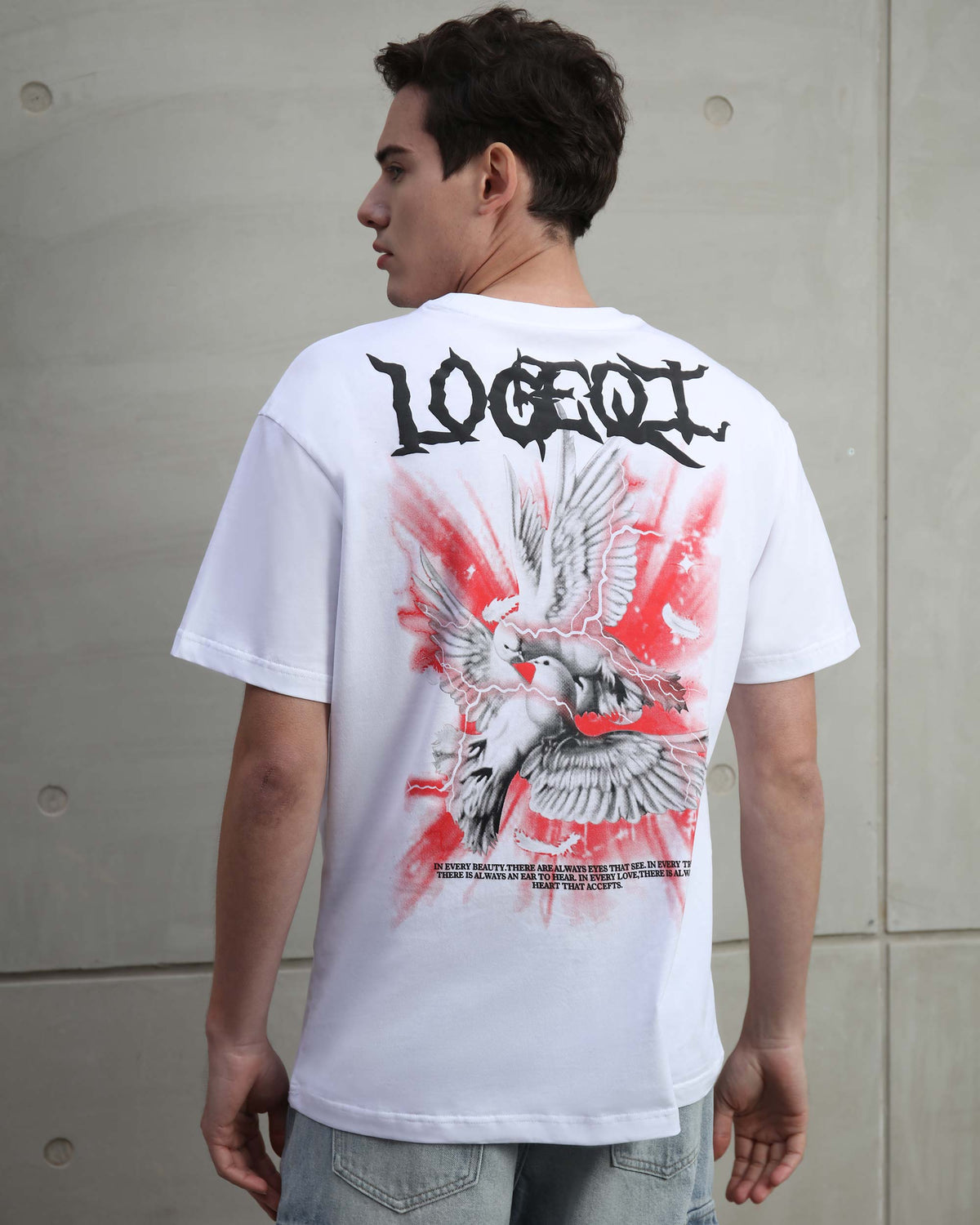 Camisetas gráficas con el logotipo de LOGEQI, palomas blancas, rayos y plumas de estilo gótico.