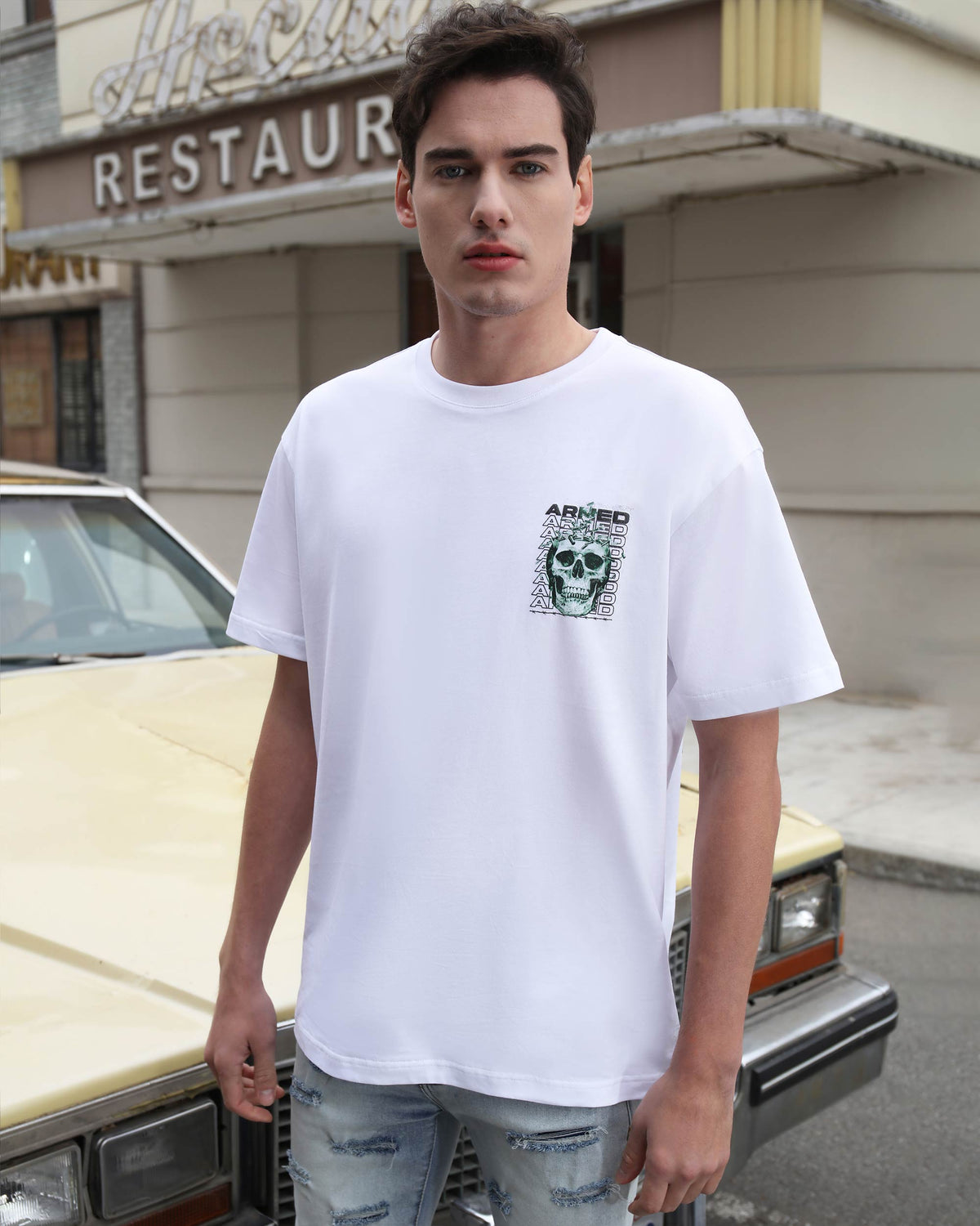 Camisetas con gráfico de calavera verde, letras "ARMED" repetidas y bala