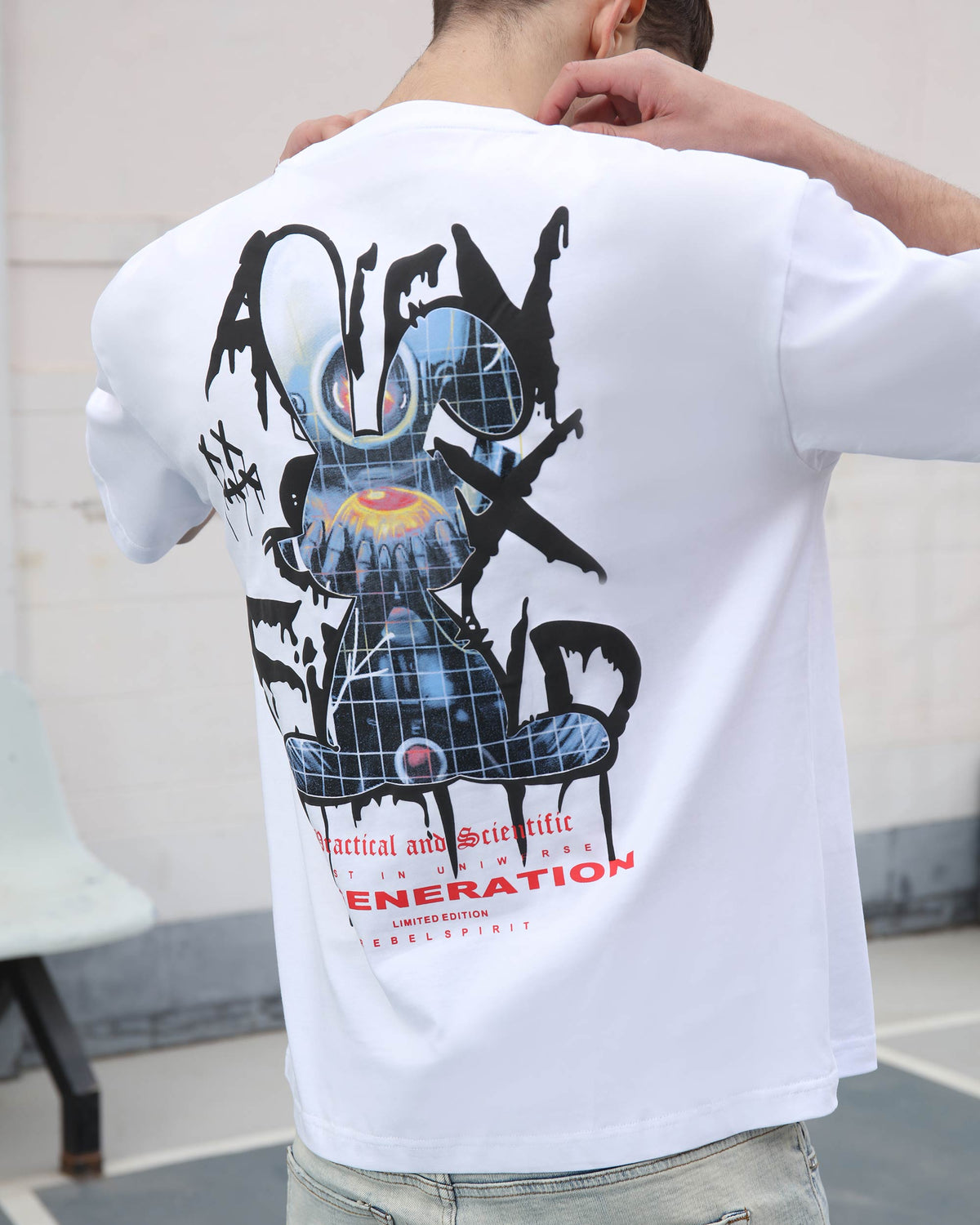 Camiseta gótica urbana con gráfico y texto abstracto de conejito