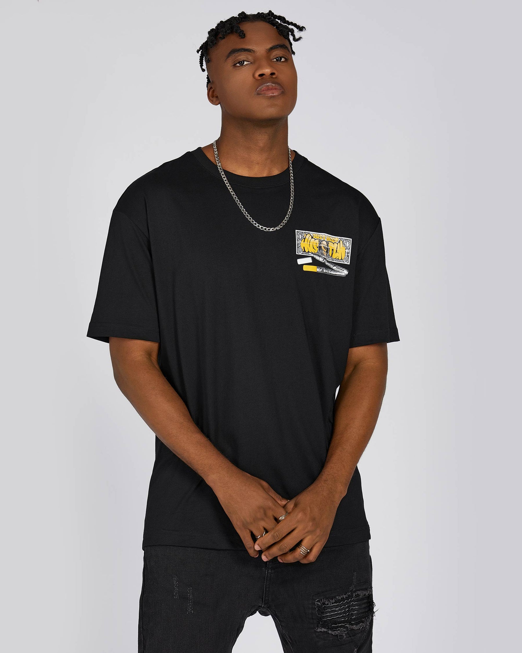 Camiseta con gráfico de billete de dólar y bolígrafo estilo grafiti, y tipografía