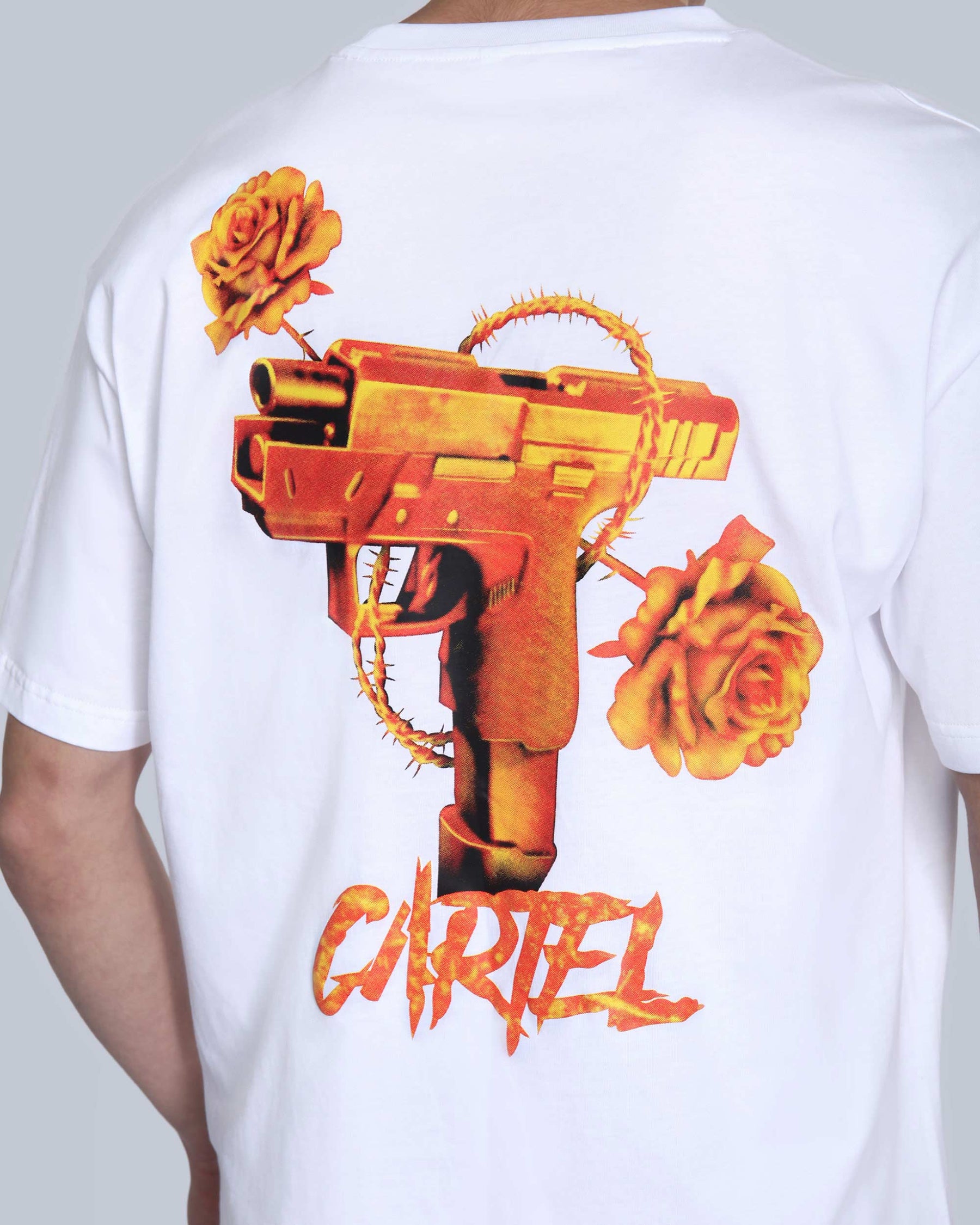 Camiseta gráfica 100 % algodón con estampado de pistola naranja, rosa espinosa y texto desgastado