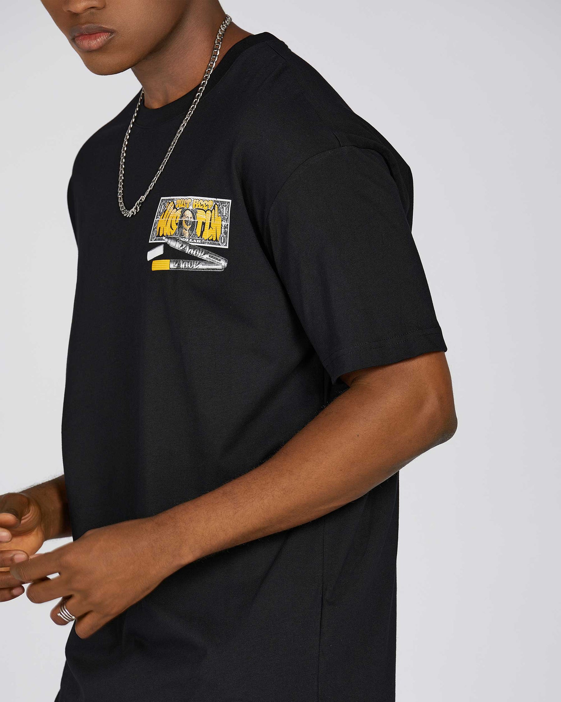 Camiseta con gráfico de billete de dólar y bolígrafo estilo grafiti, y tipografía