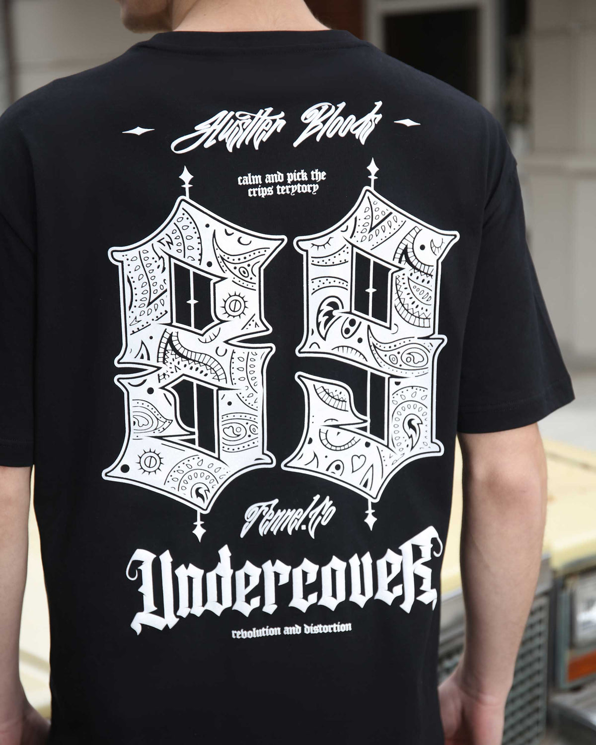 Camisetas blancas con gráficos de números y letras 89 de estilo gótico