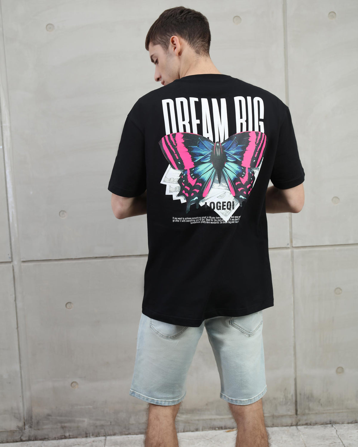 Camisetas con el texto "Sueña en grande" y coloridos gráficos de mariposas