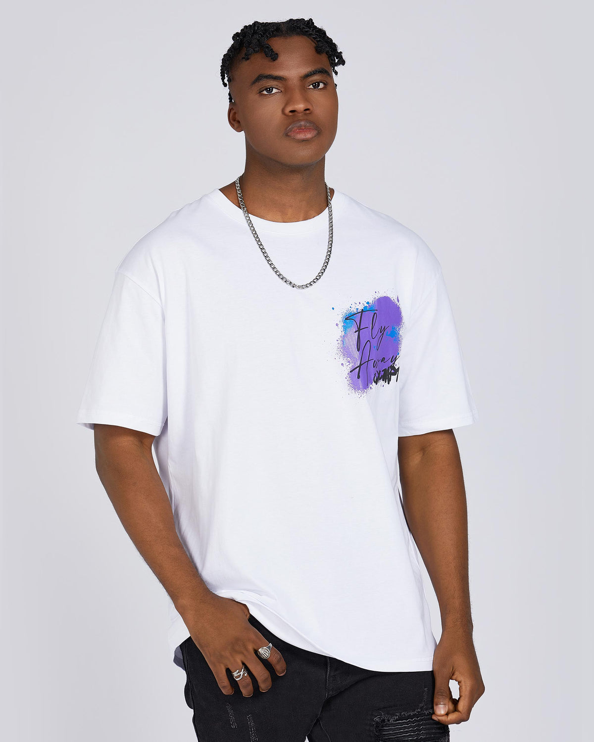 Camisetas con texto azul, salpicaduras moradas y azules y gráficos de paloma blanca