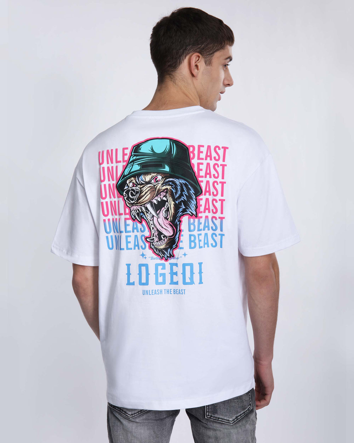 Camiseta gráfica con el logotipo de LOGEQI en la parte delantera y estampado animal feroz en la parte trasera