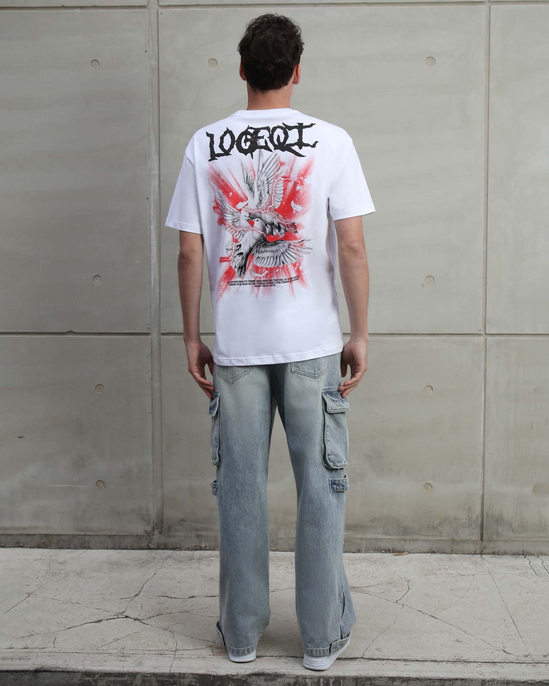 Camisetas gráficas con el logotipo de LOGEQI, palomas blancas, rayos y plumas de estilo gótico.