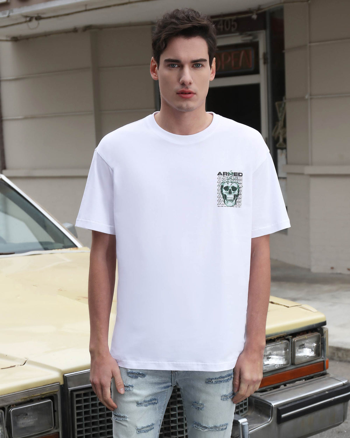 Camisetas con gráfico de calavera verde, letras "ARMED" repetidas y bala