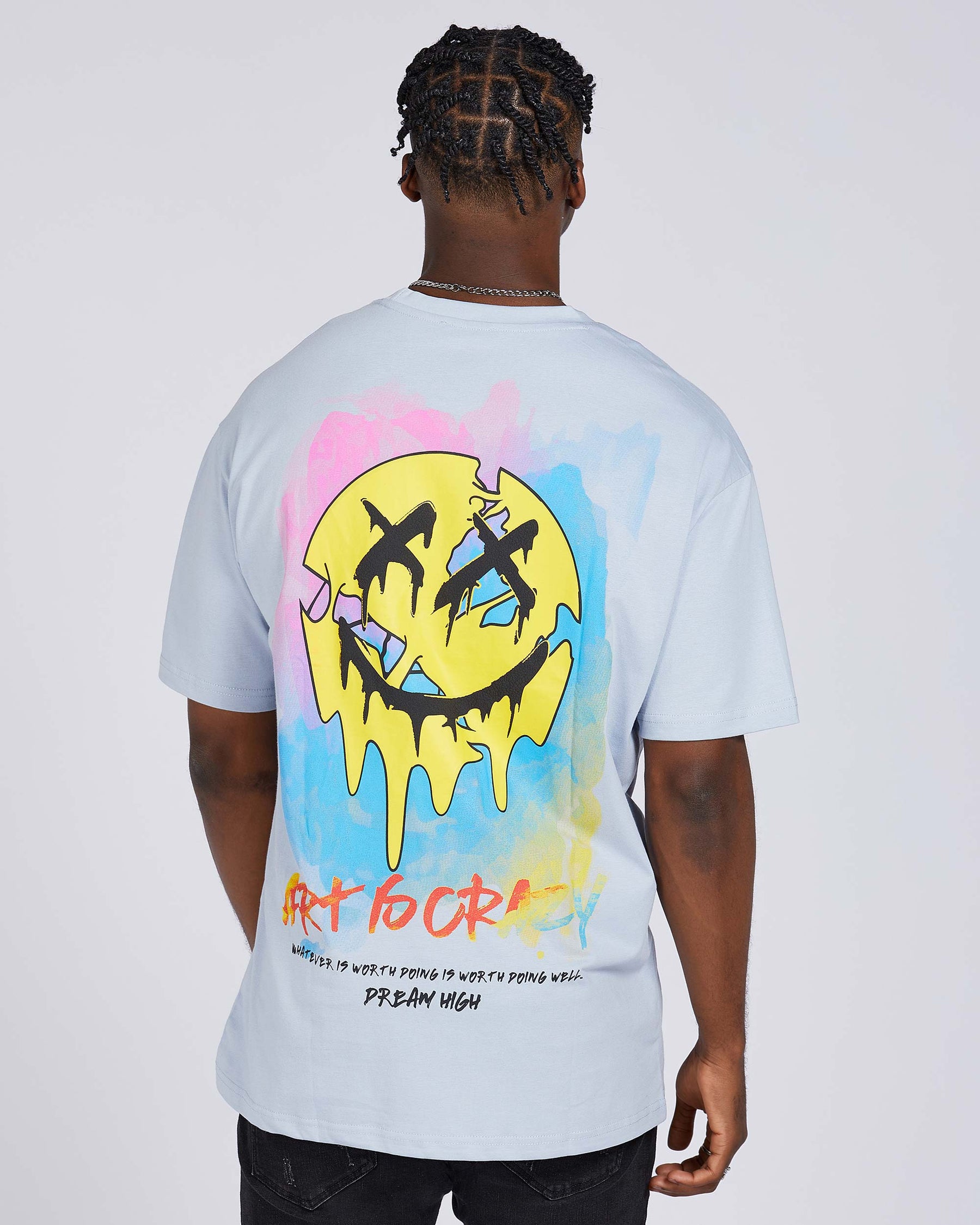 Camiseta con gráfico de cara sonriente derretida, tipografía y cita