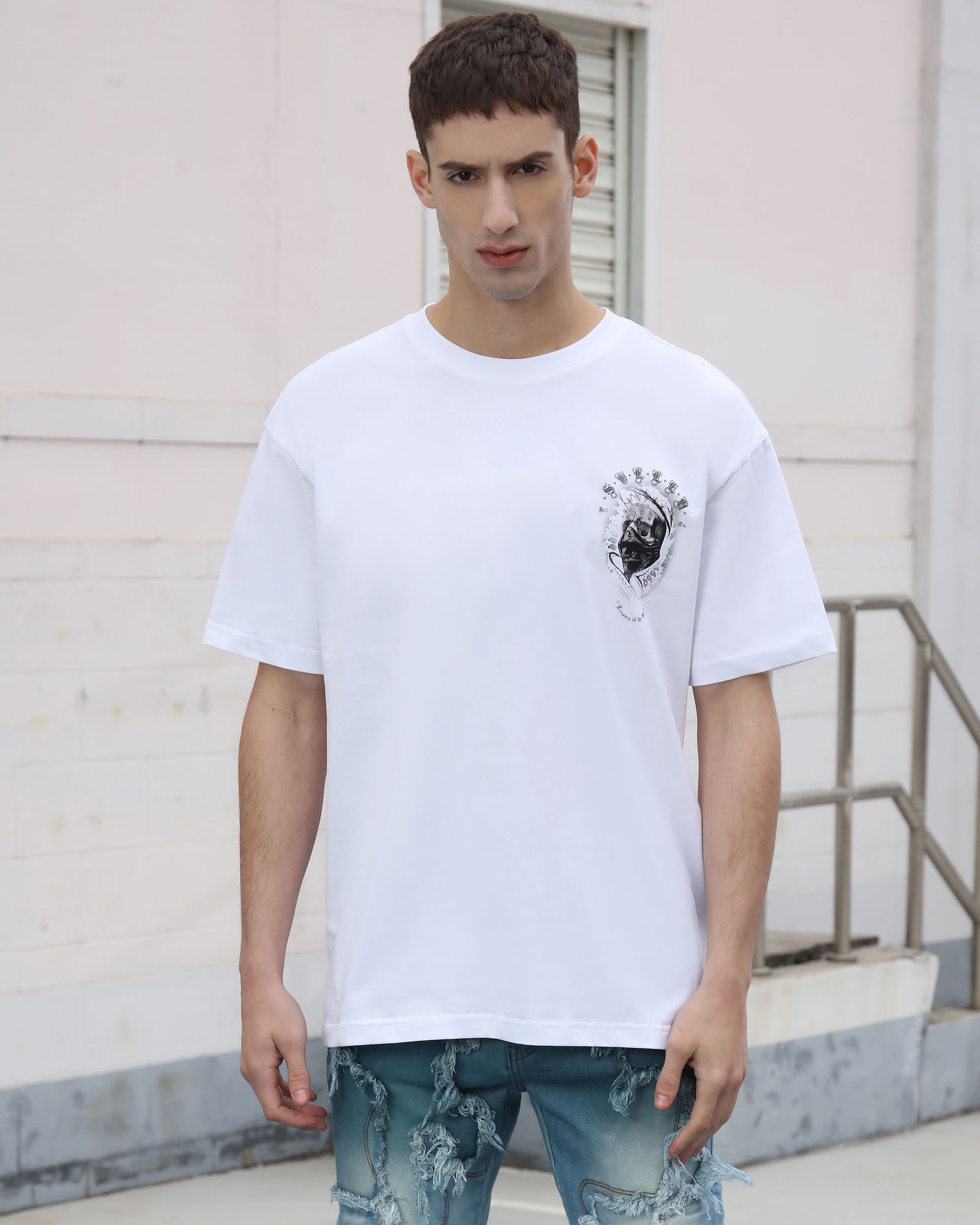 Camiseta con estampado de bandana de calavera negra y texto gótico