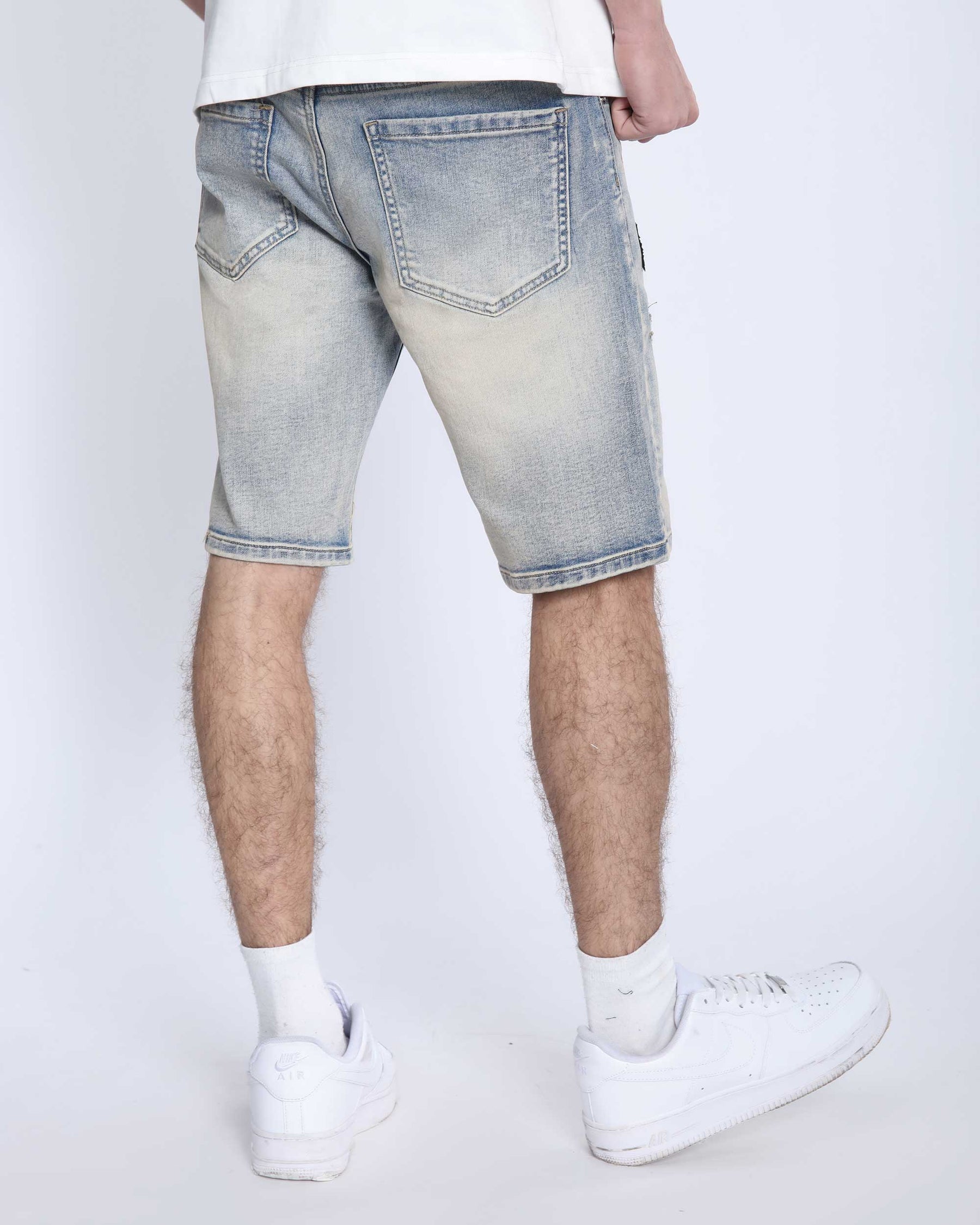 Shorts vaqueros cargo azules con diseño de insignia y cincha
