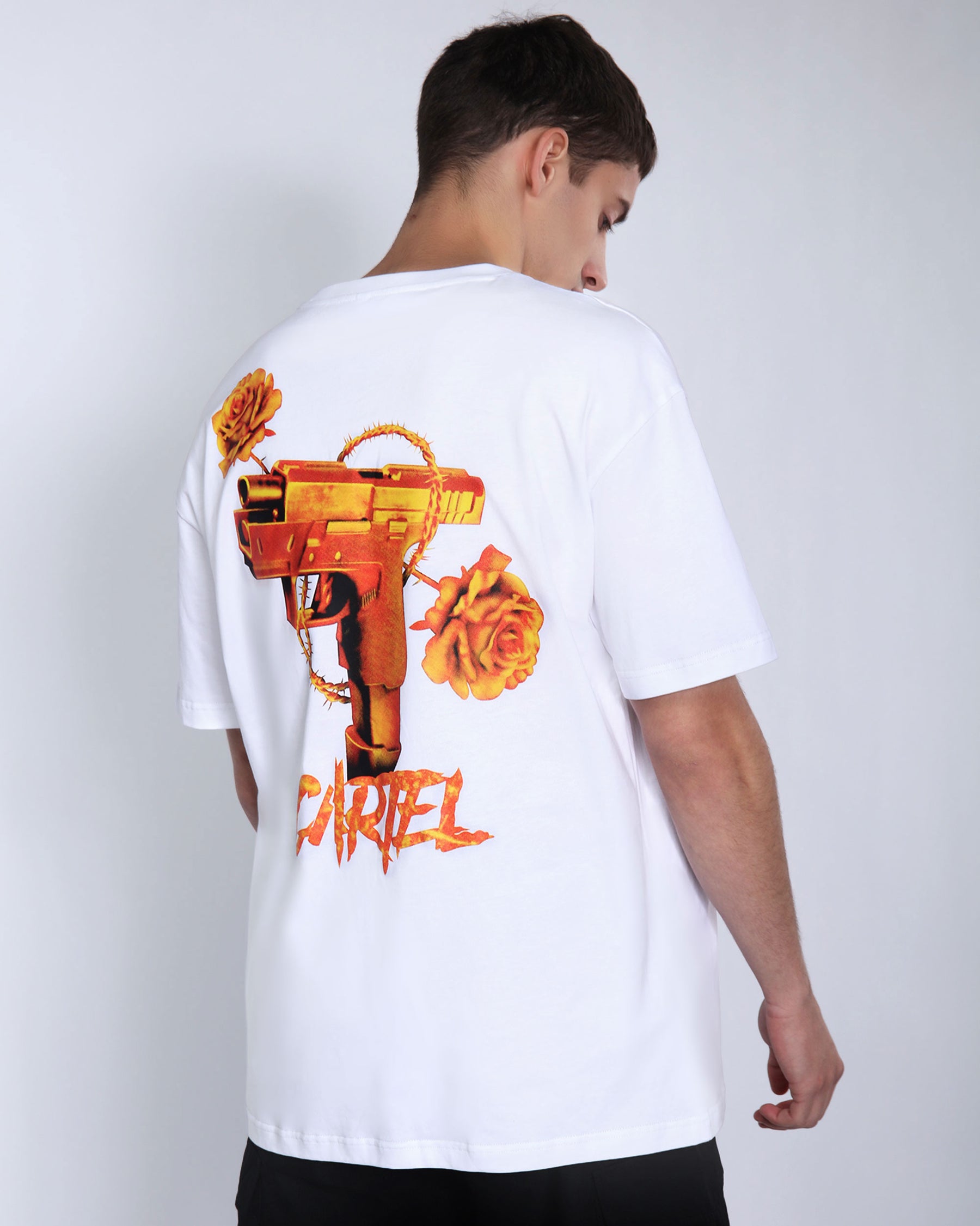 Camiseta gráfica 100 % algodón con estampado de pistola naranja, rosa espinosa y texto desgastado