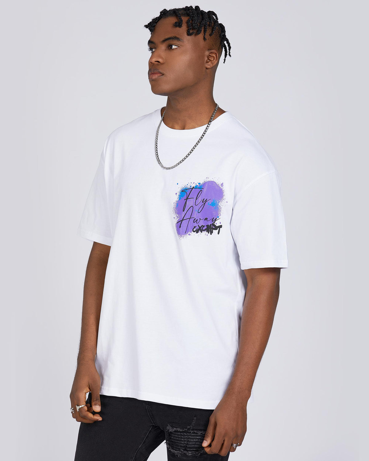Camisetas con texto azul, salpicaduras moradas y azules y gráficos de paloma blanca