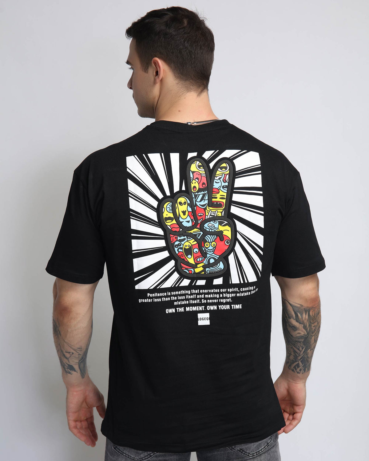 Camiseta con estampado llamativo de tipografía atrevida