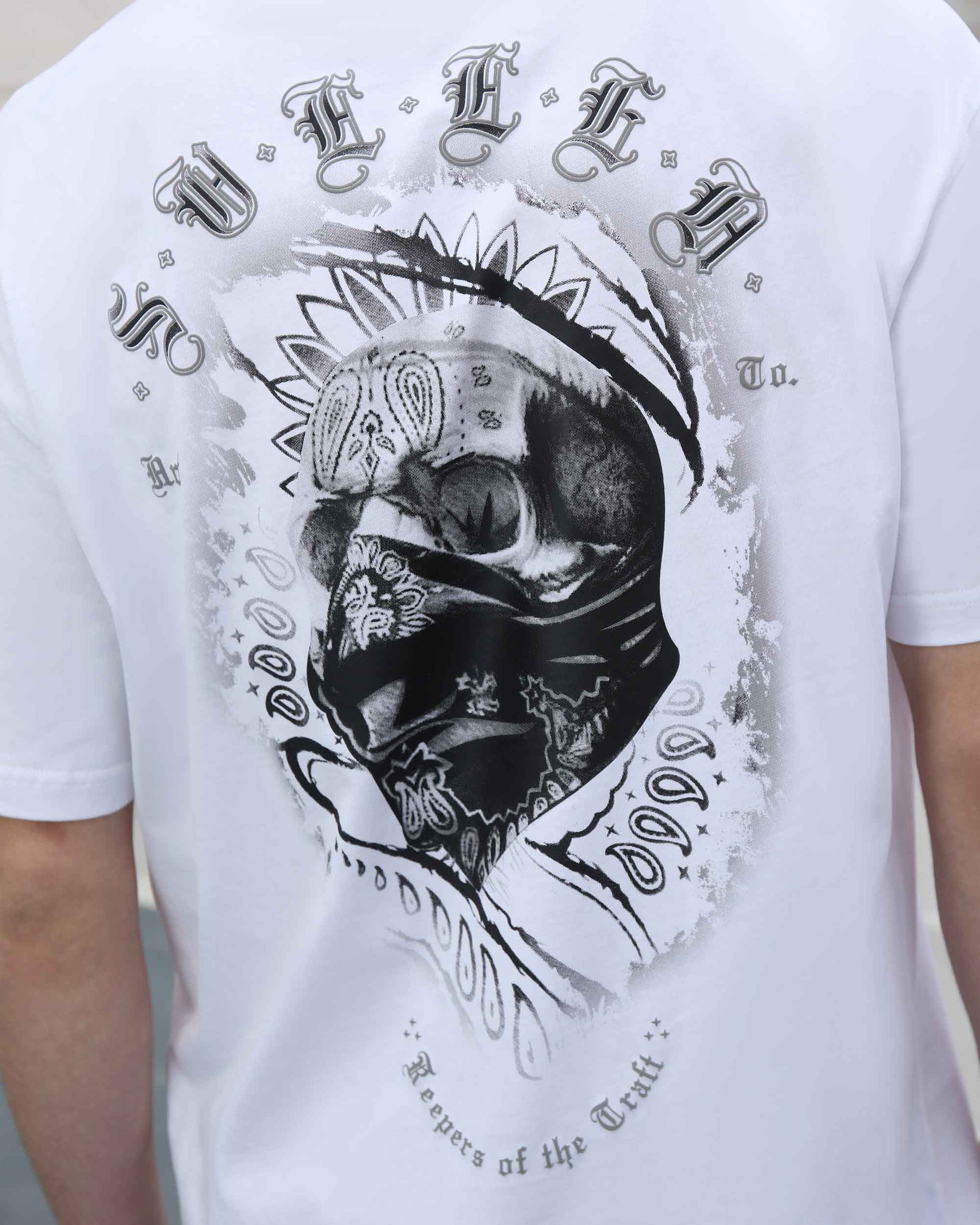 Camiseta con estampado de bandana de calavera negra y texto gótico