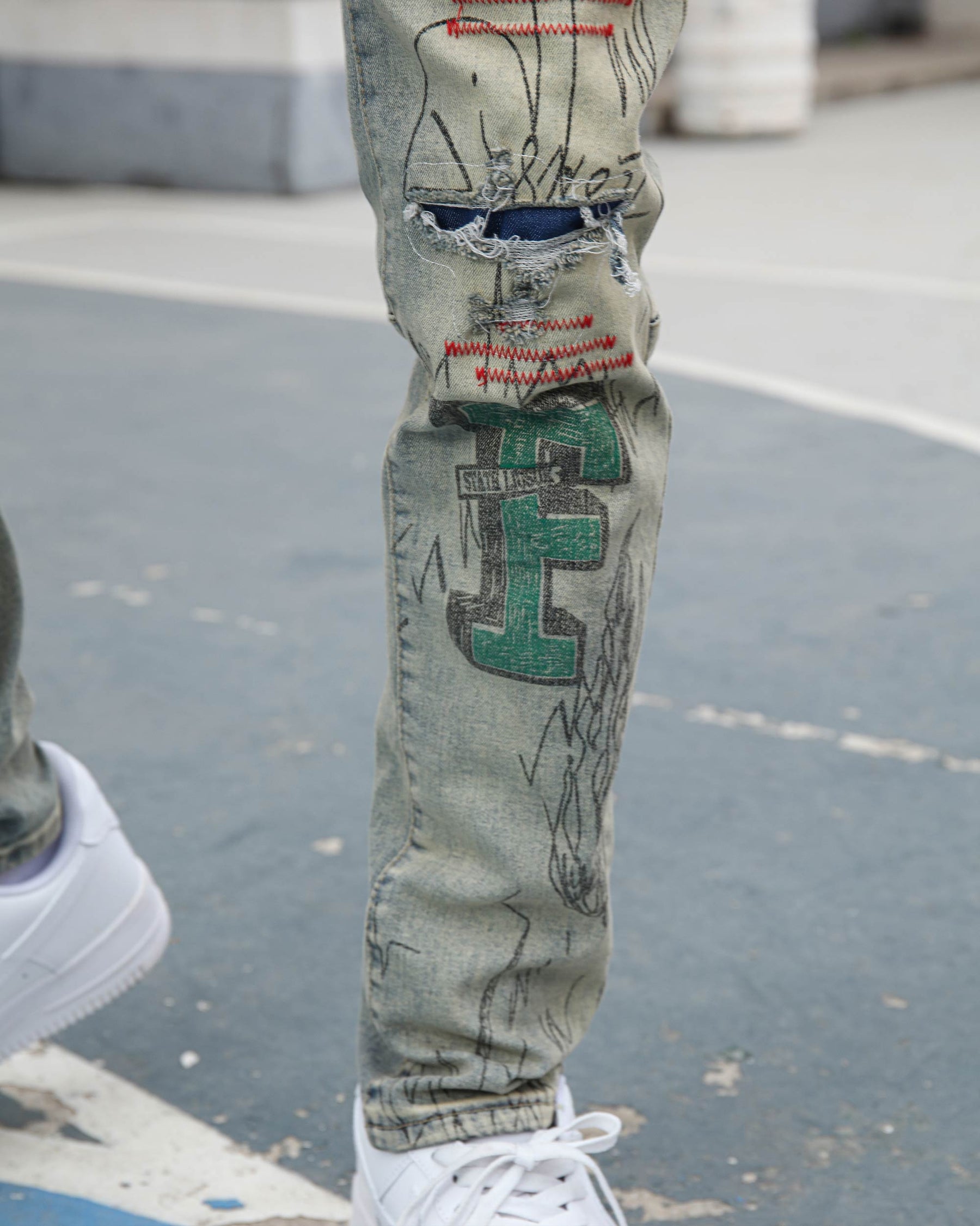 Detailing Graffiti Ripped Blue Washed Jeans