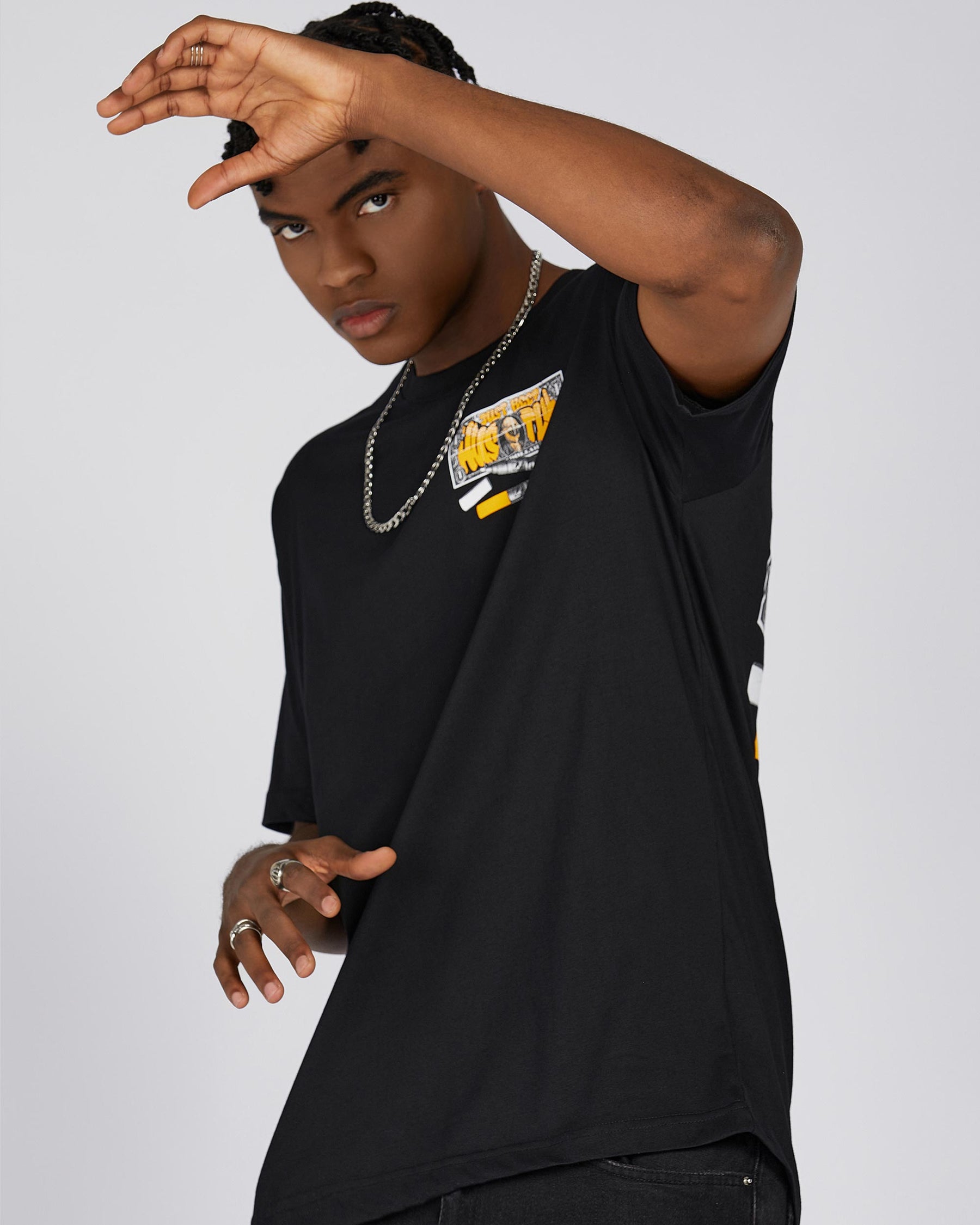 Camiseta con gráfico de billete de dólar y bolígrafo estilo grafiti, y tipografía