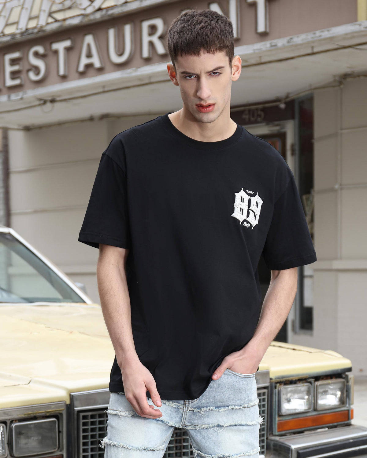 Camisetas blancas con gráficos de números y letras 89 de estilo gótico