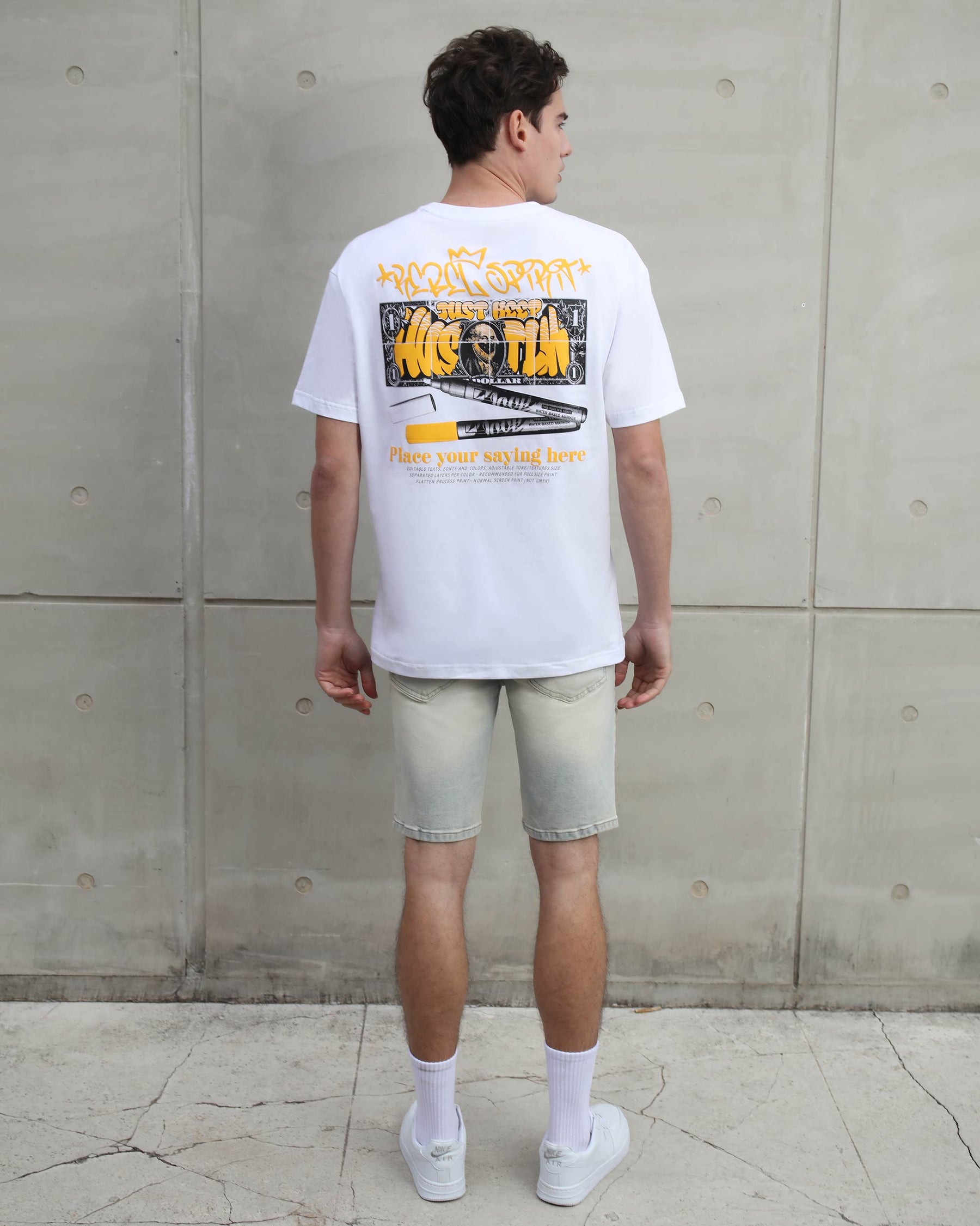 Camiseta con gráfico de billete de dólar y bolígrafo estilo grafiti, y tipografía