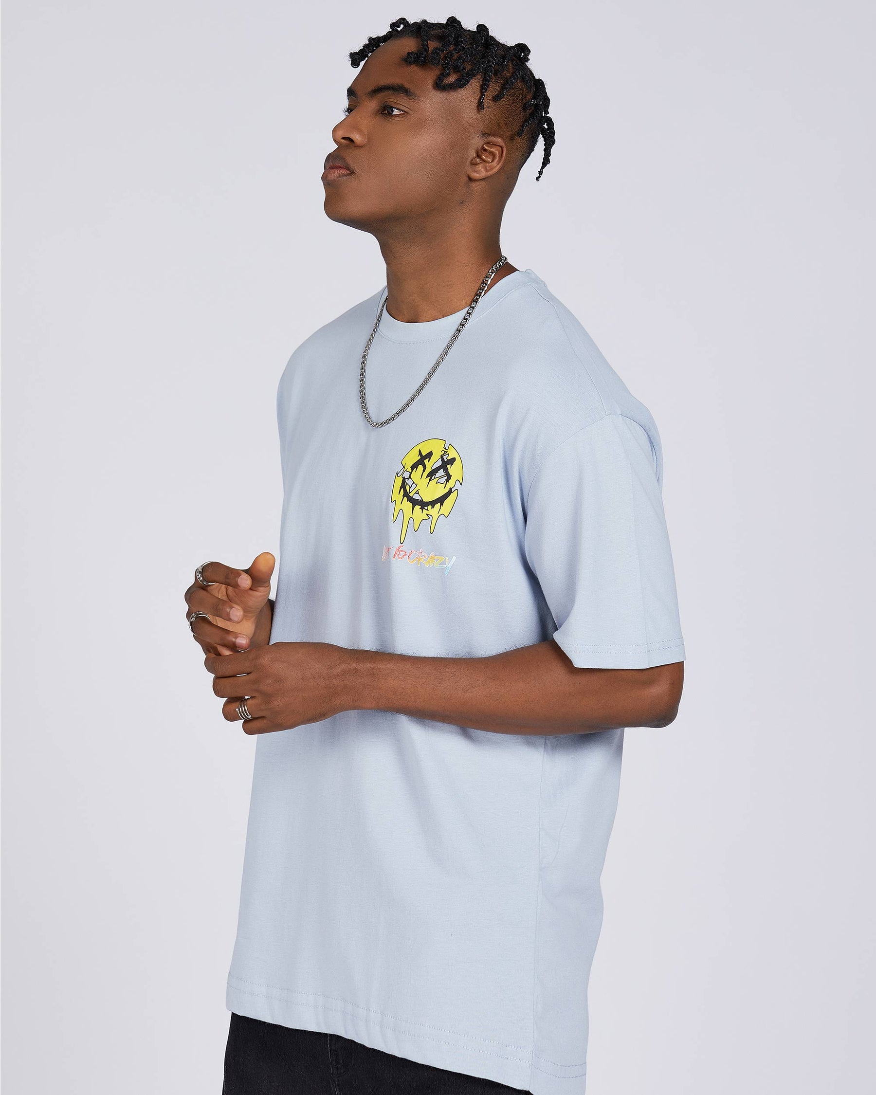 Camiseta con gráfico de cara sonriente derretida, tipografía y cita