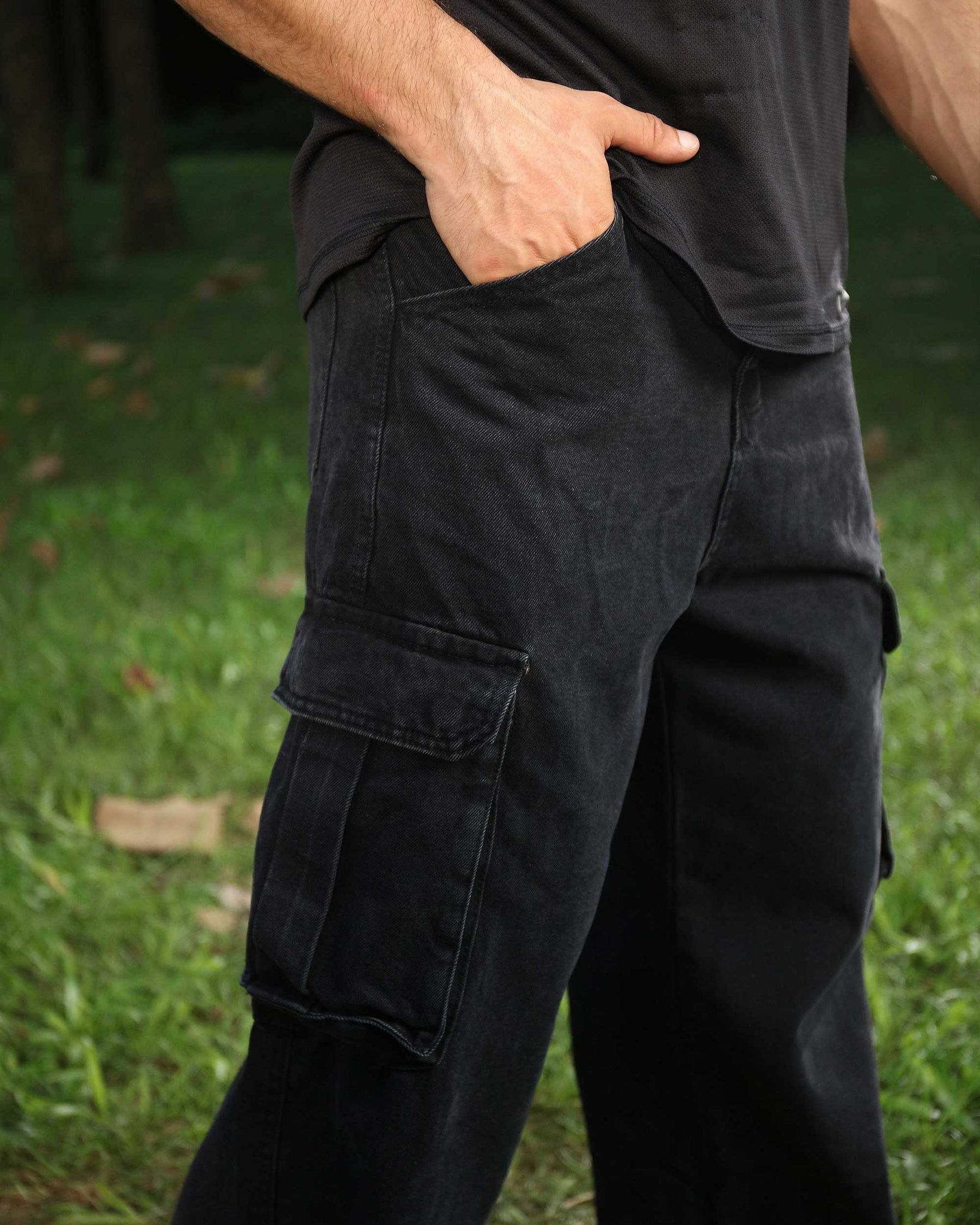 Logeqi Black Baggy Jeans with Ample Side Pockets