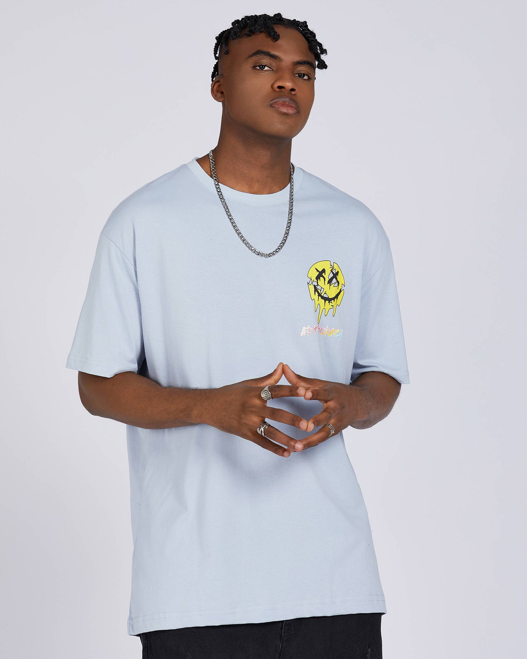 Camiseta con gráfico de cara sonriente derretida, tipografía y cita