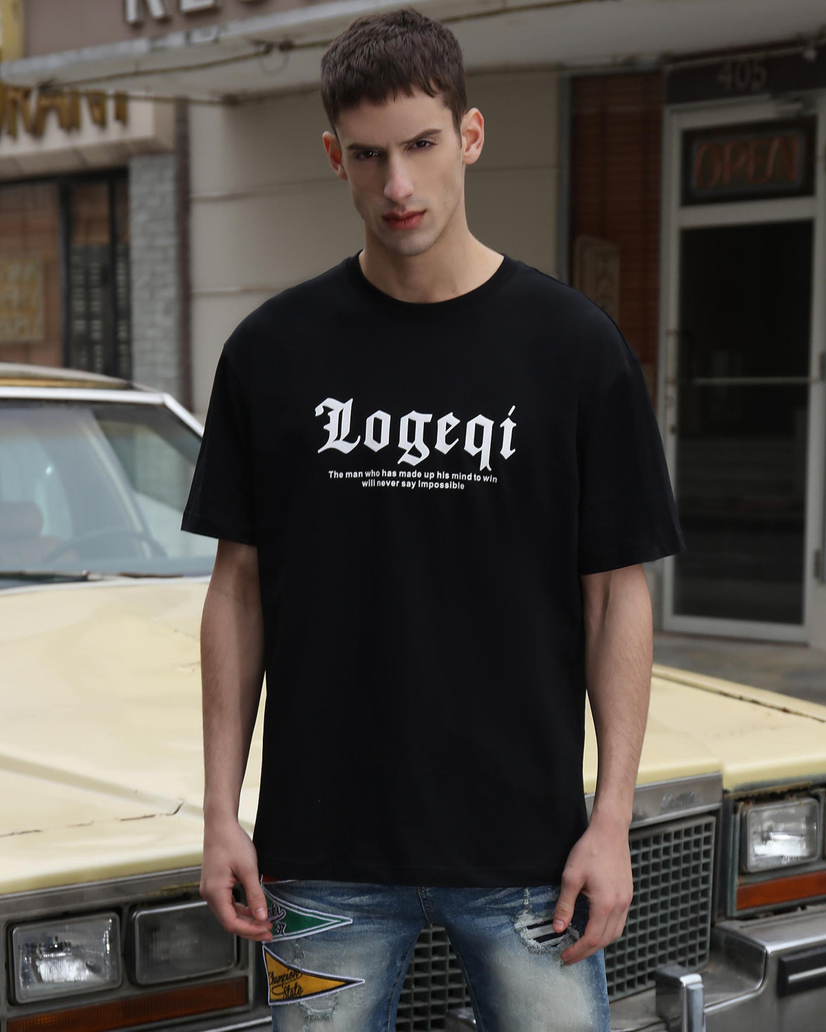 Camiseta gráfica con cabeza de tigre en blanco y negro, letras "LOGEQI" y cita.