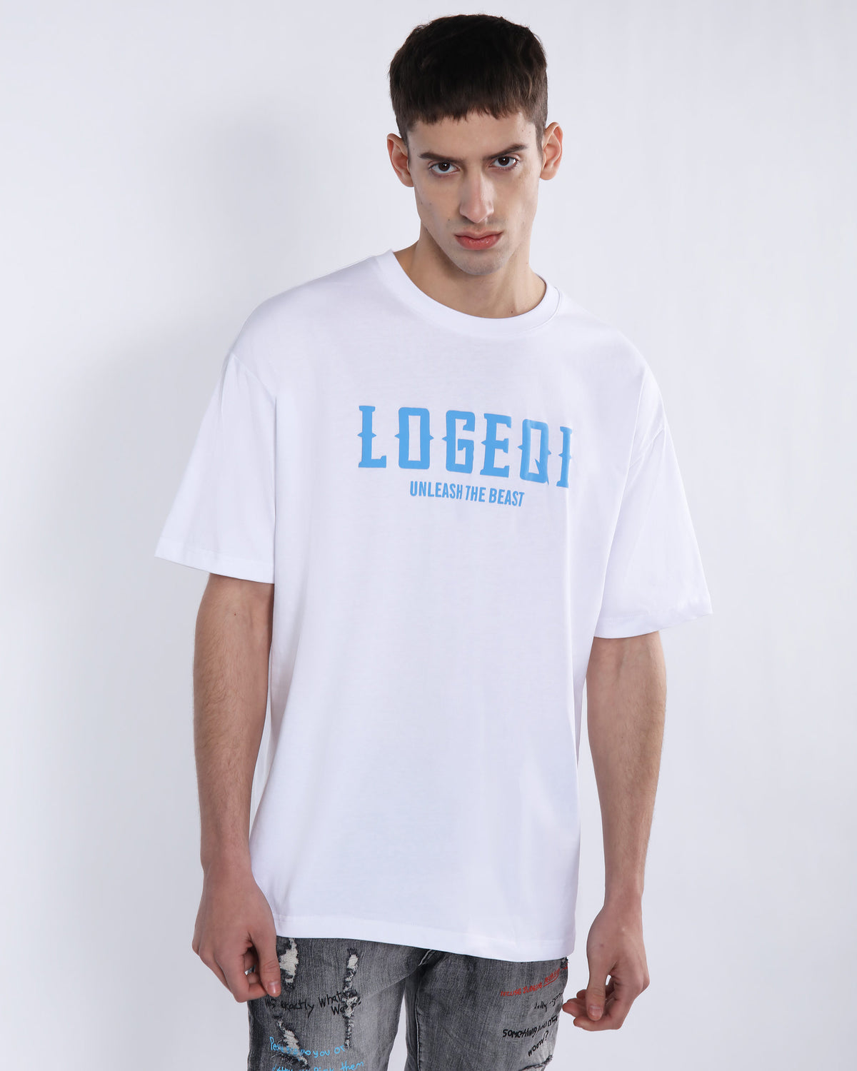 Camiseta gráfica con el logotipo de LOGEQI en la parte delantera y estampado animal feroz en la parte trasera