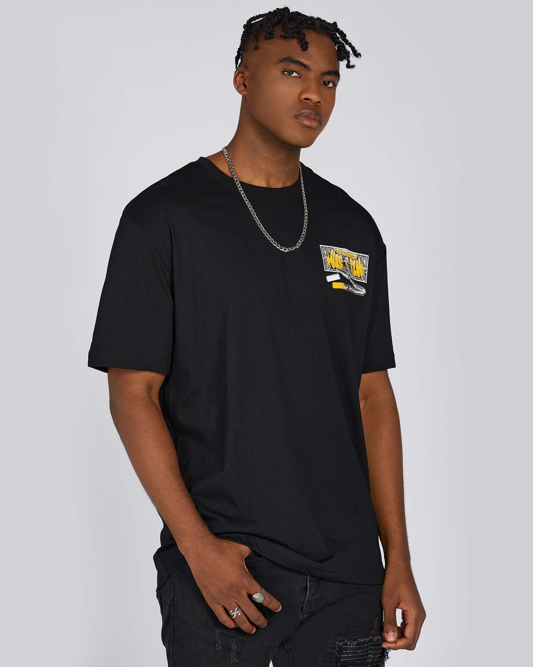 Camiseta con gráfico de billete de dólar y bolígrafo estilo grafiti, y tipografía