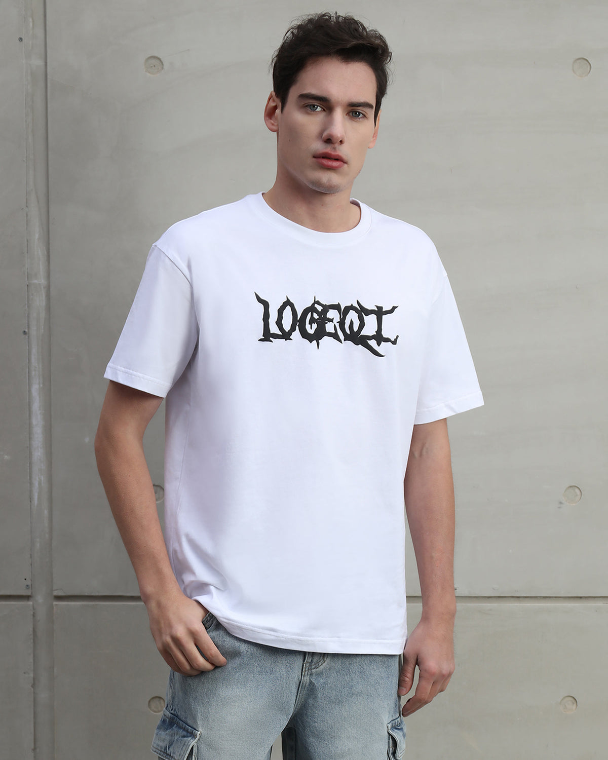 Camisetas gráficas con el logotipo de LOGEQI, palomas blancas, rayos y plumas de estilo gótico.