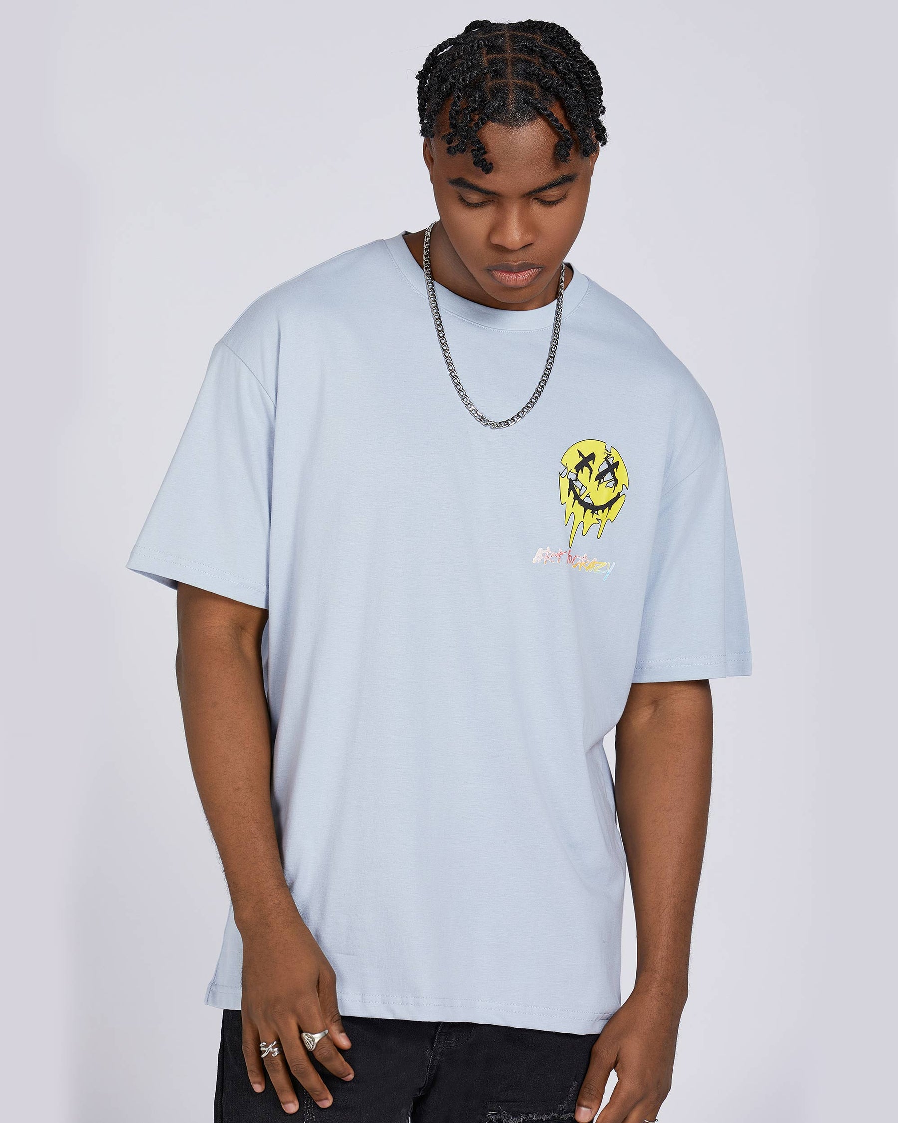 Camiseta con gráfico de cara sonriente derretida, tipografía y cita