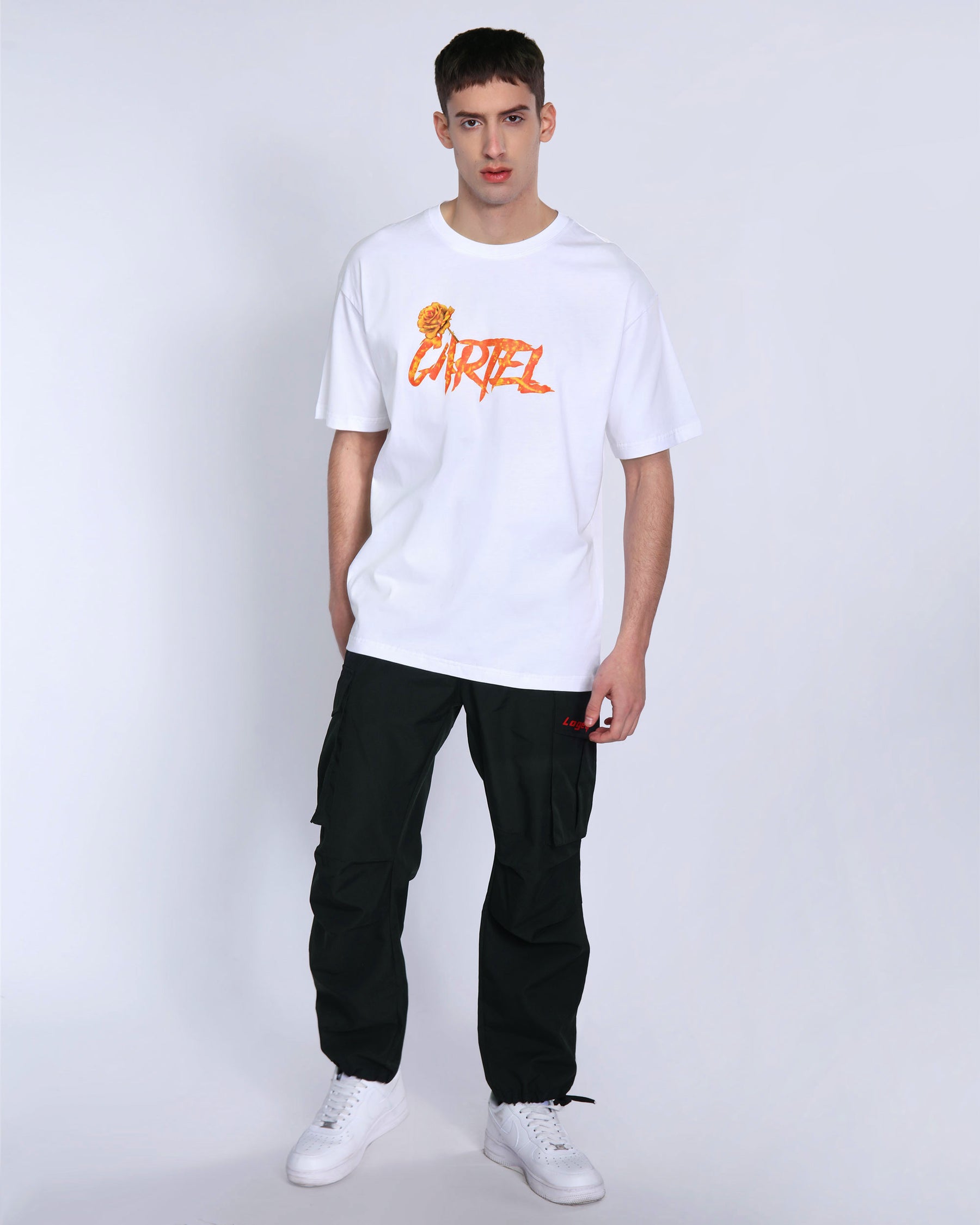 Camiseta gráfica 100 % algodón con estampado de pistola naranja, rosa espinosa y texto desgastado