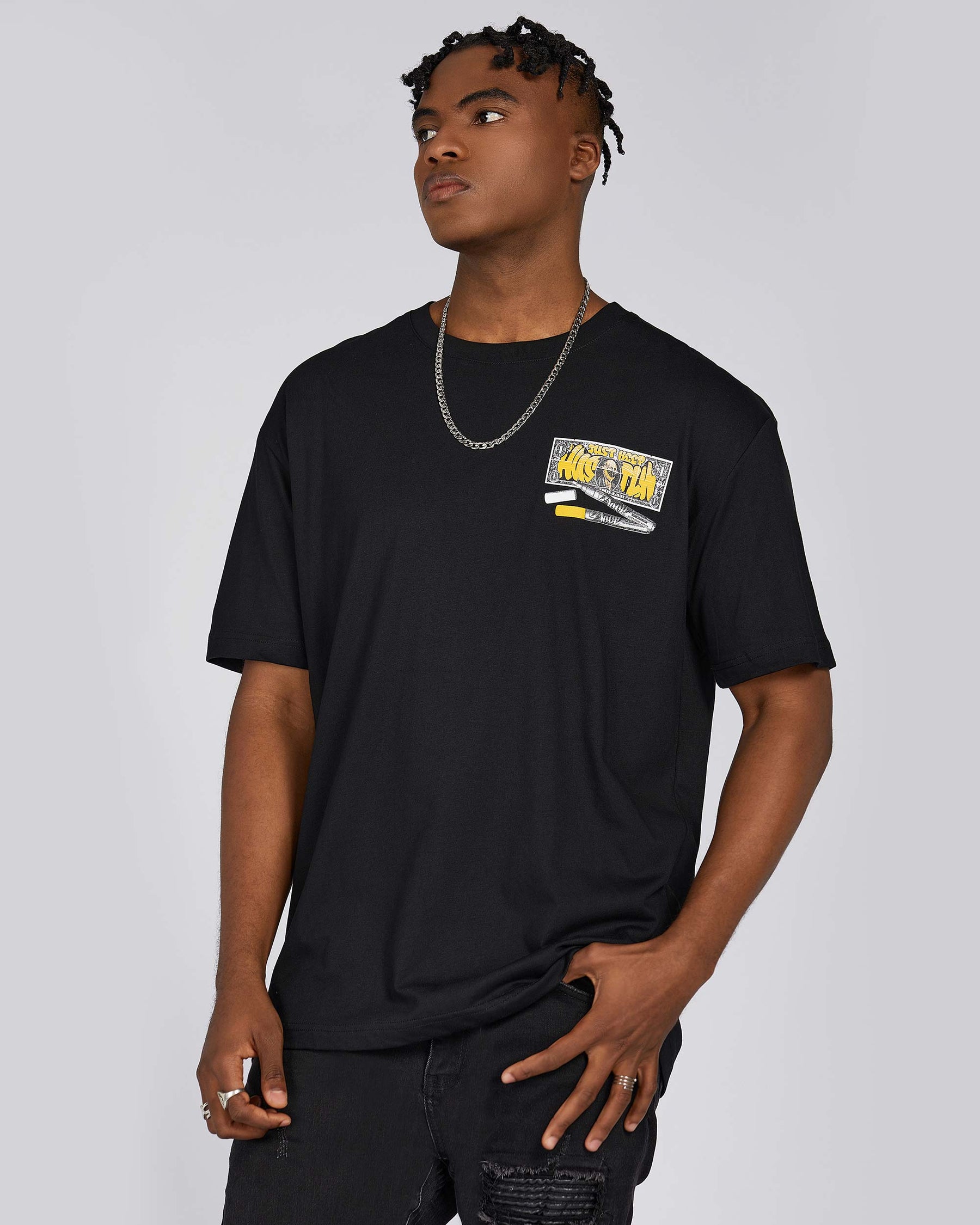 Camiseta con gráfico de billete de dólar y bolígrafo estilo grafiti, y tipografía