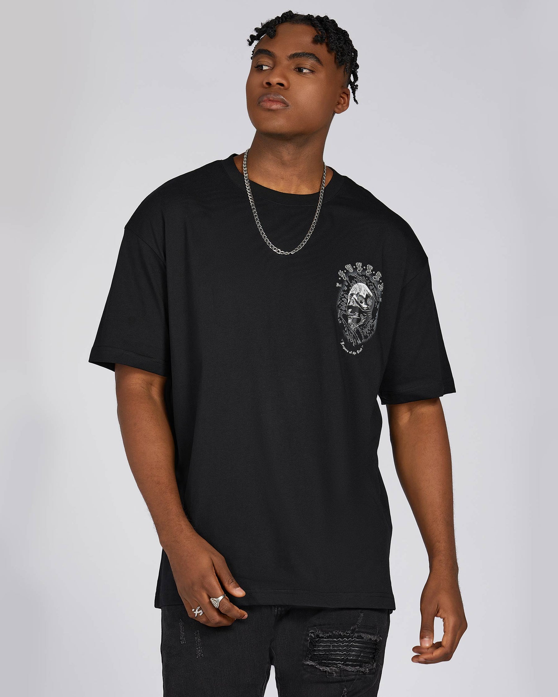 Camiseta con estampado de bandana de calavera negra y texto gótico